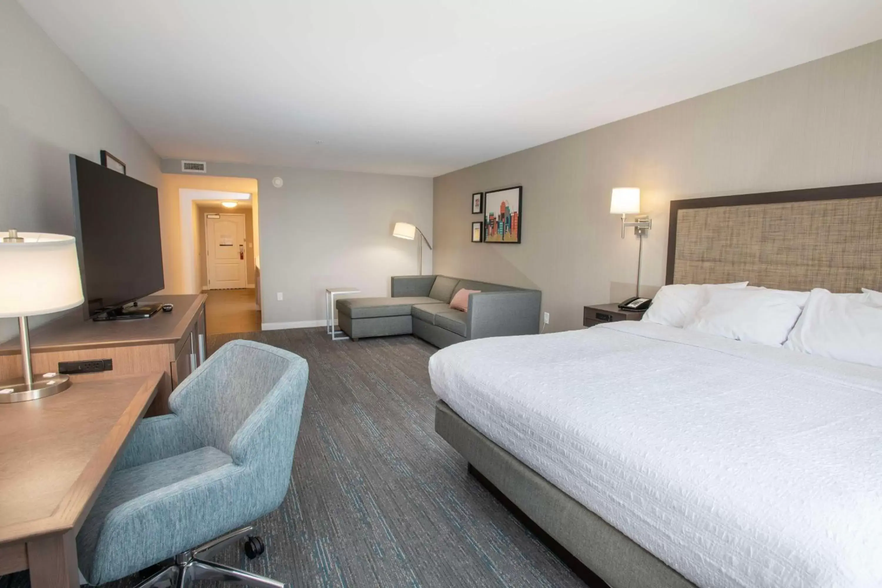 Bedroom in Hampton Inn & Suites - Cincinnati/Kenwood, OH