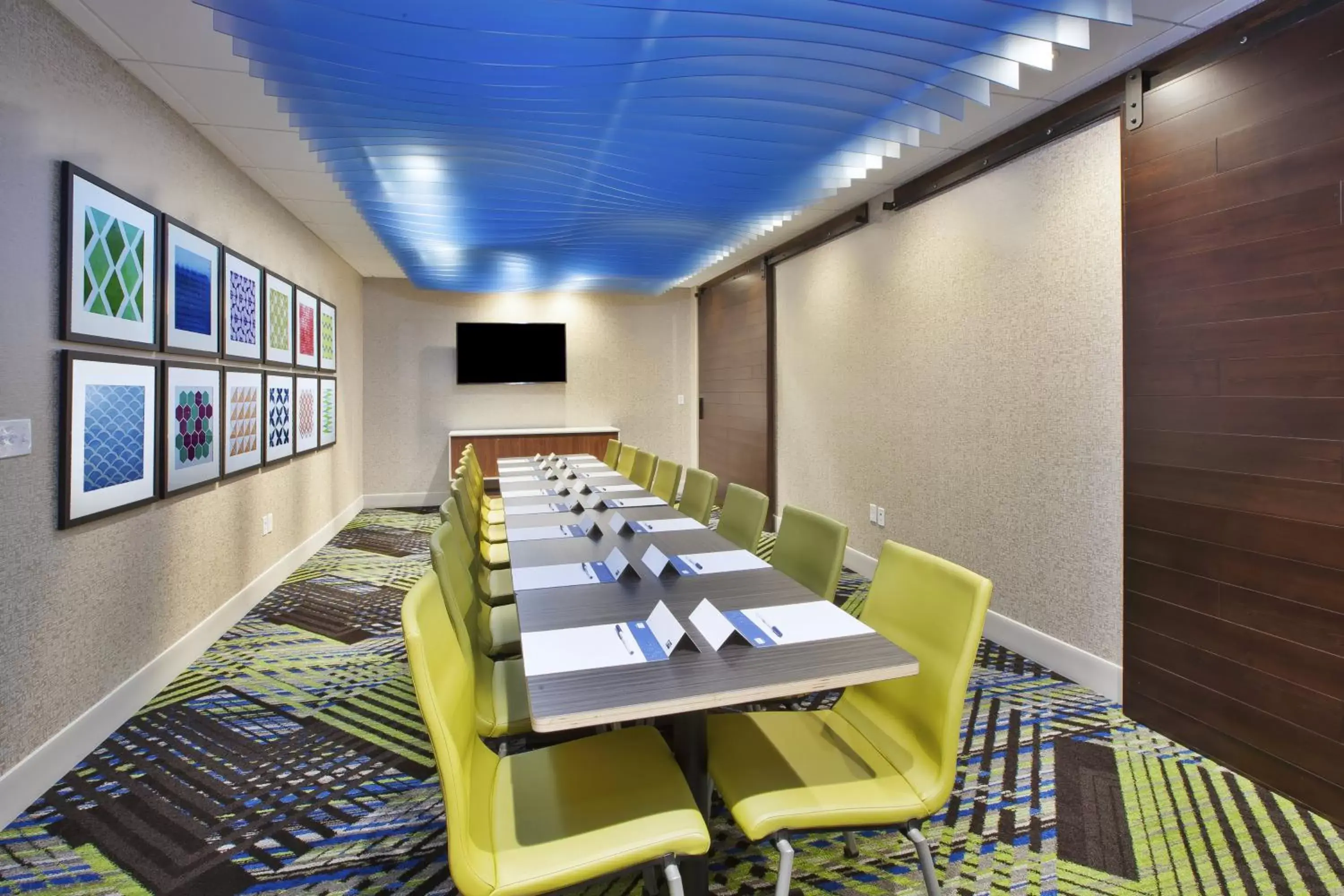 Meeting/conference room in Holiday Inn Express & Suites Grand Rapids Airport North, an IHG Hotel