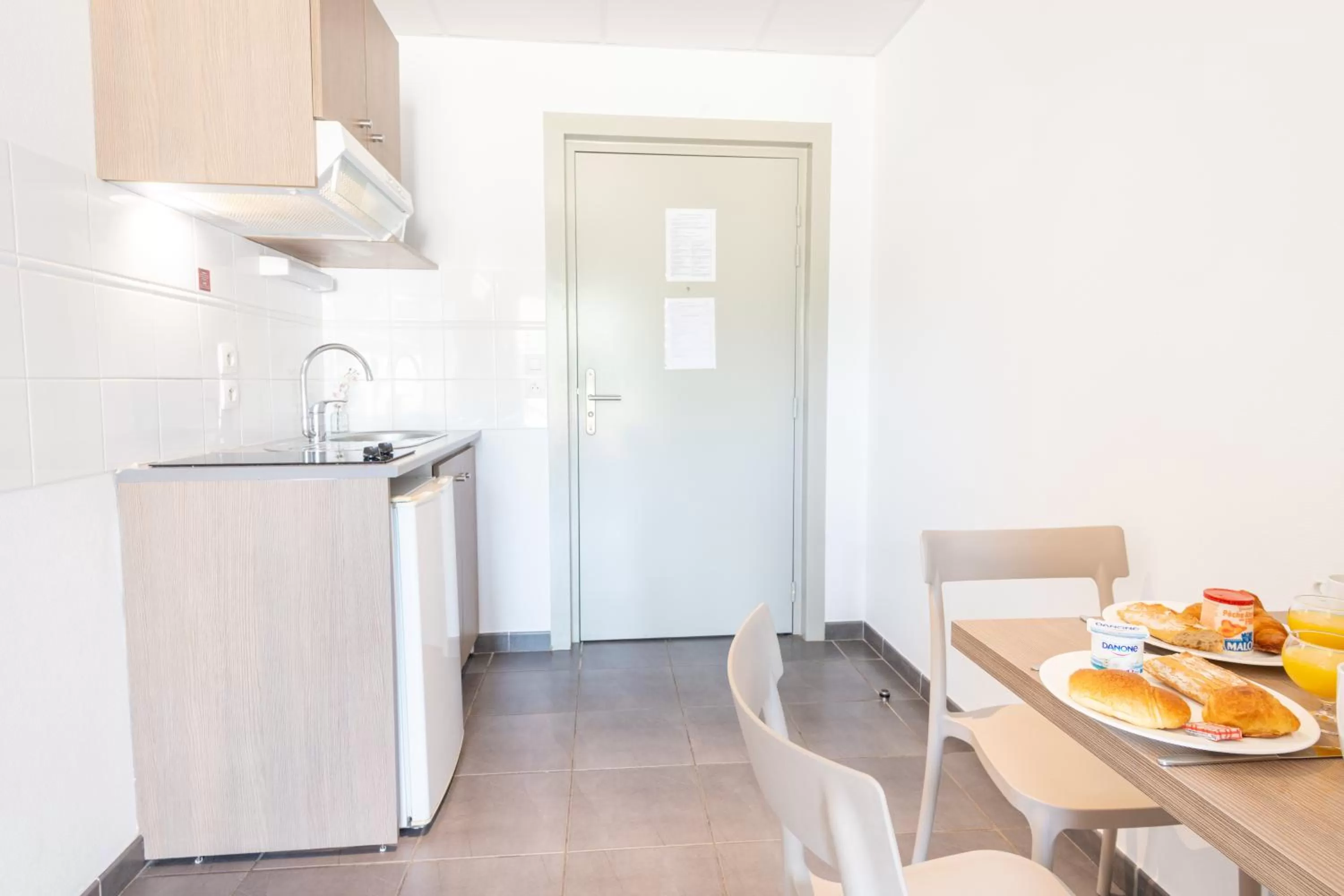 Kitchen or kitchenette in Comfort Aparthotel Cannes Mandelieu