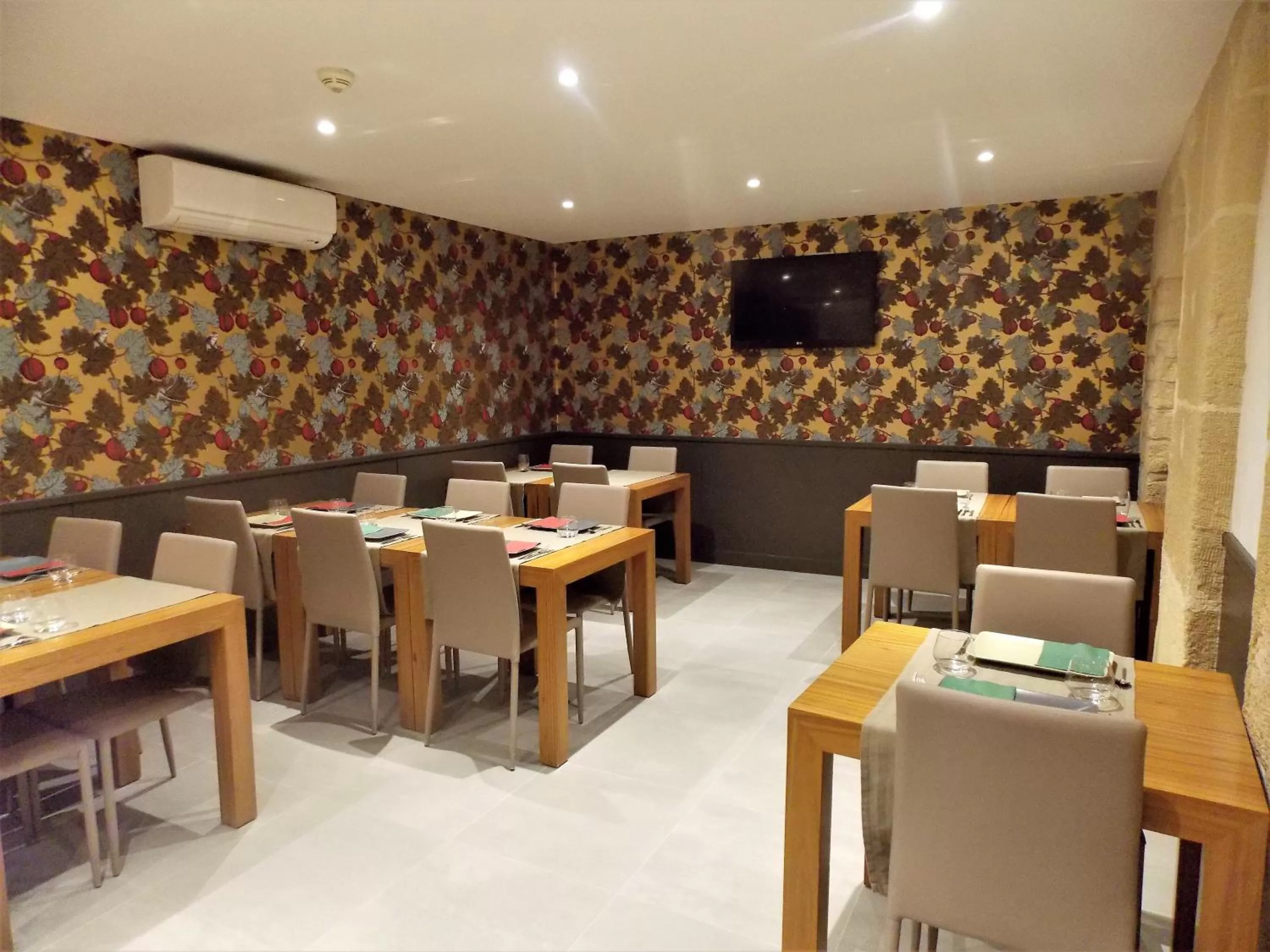 Restaurant/places to eat in Excelsior Batignolles