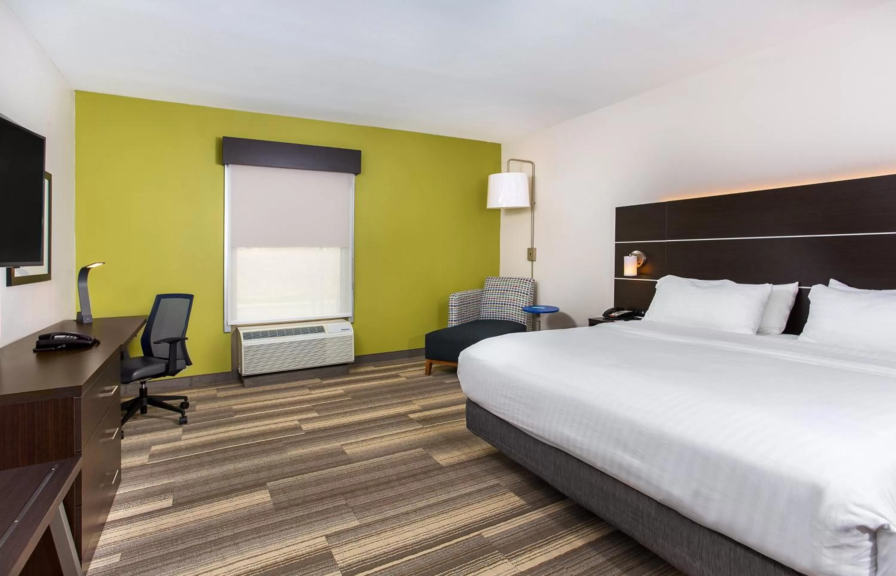 Photo of the whole room, Bed in Holiday Inn Express & Suites Morristown by IHG