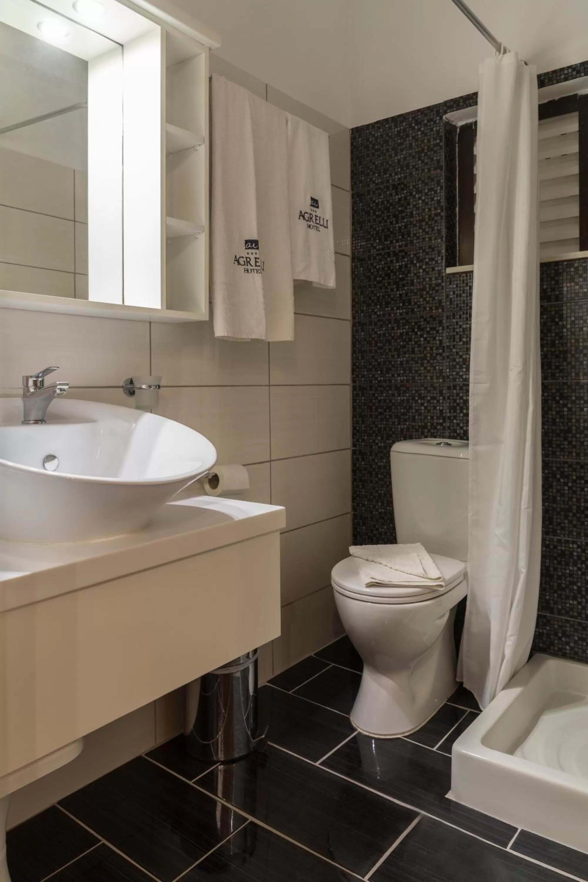 Shower in Agrelli Hotel & Suites