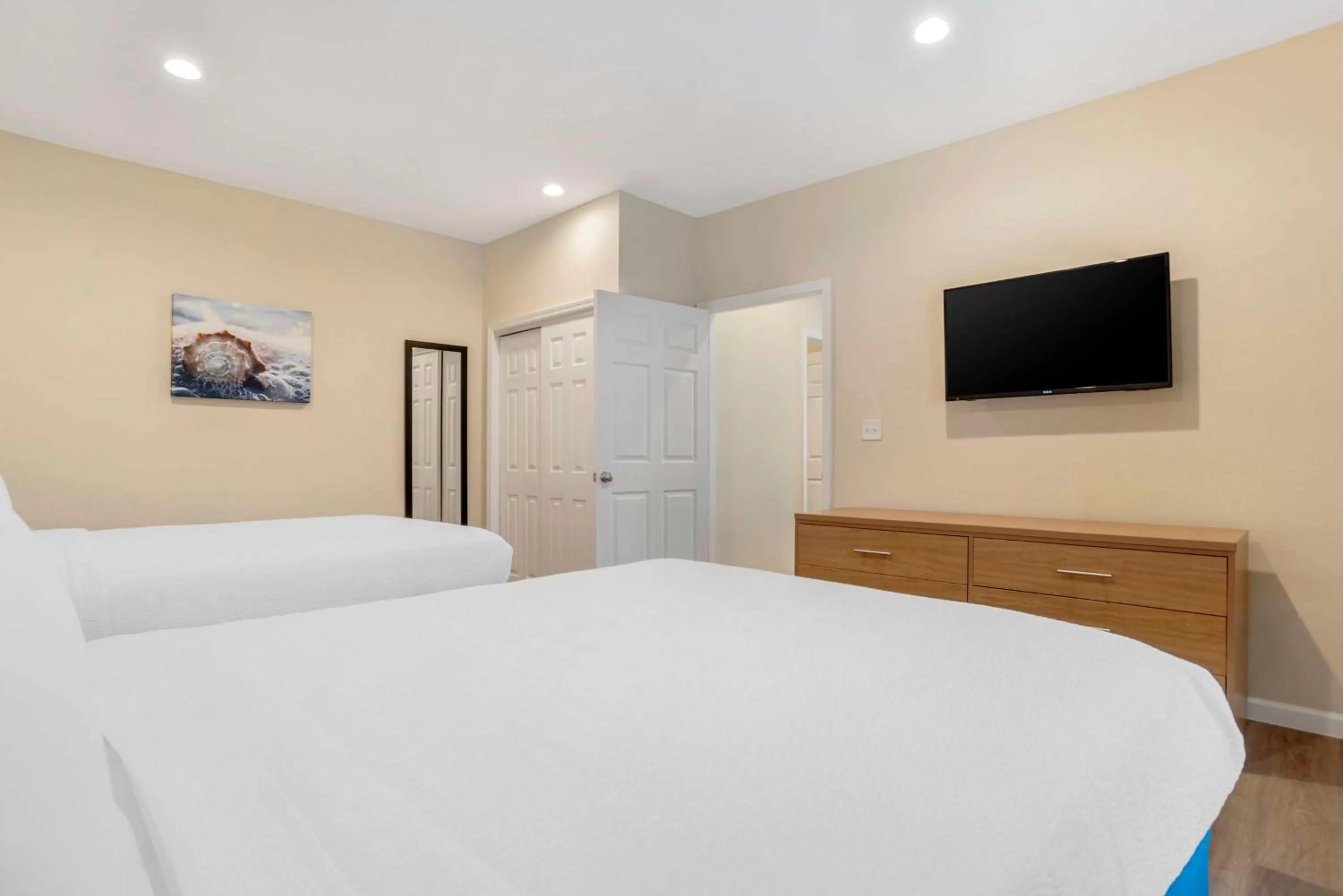 Photo of the whole room, Bed in Chateau Beachfront Hotel, a By the Sea Resort