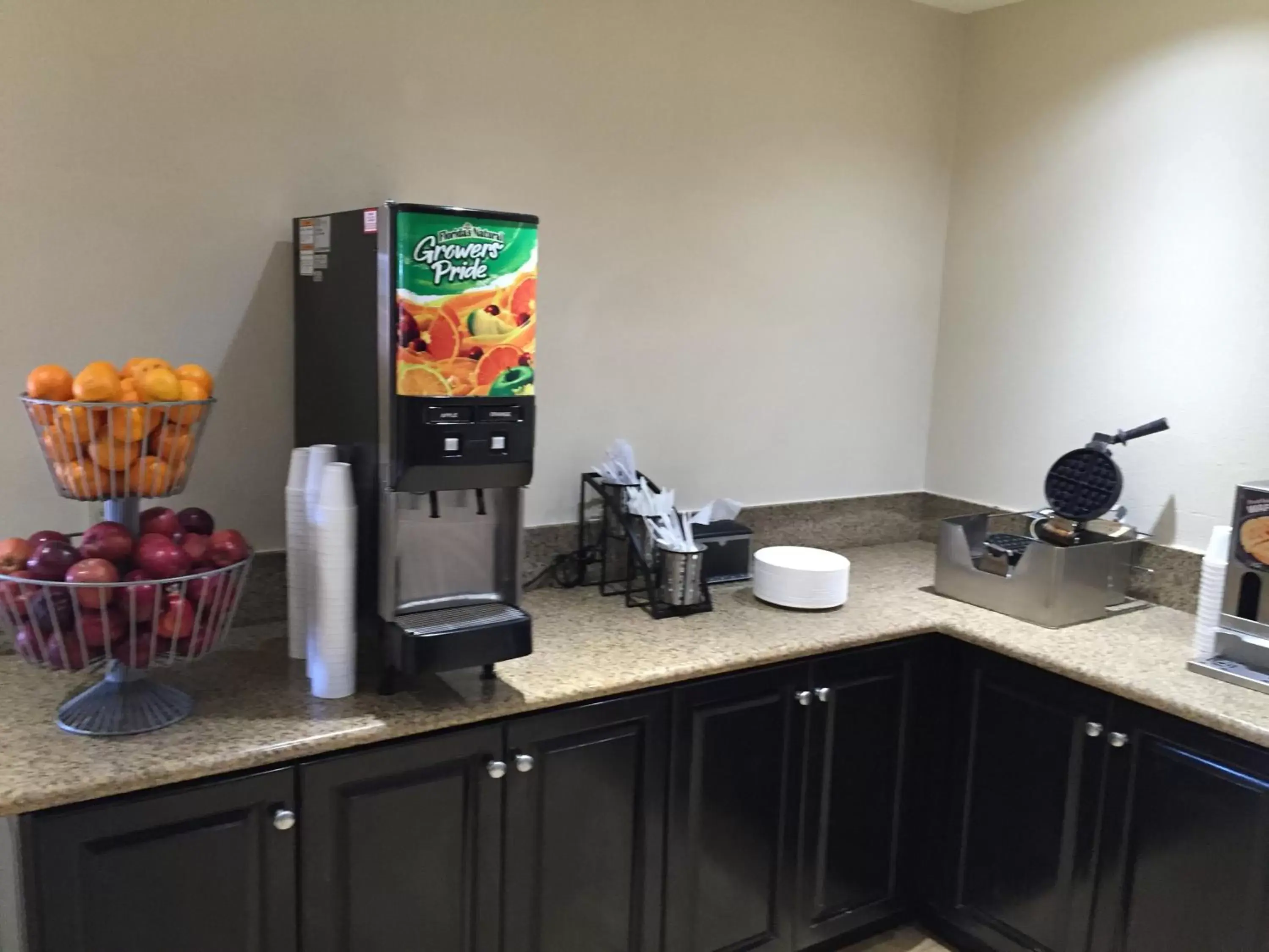 Communal kitchen, Kitchen/Kitchenette in Howard Johnson by Wyndham San Diego Sea World