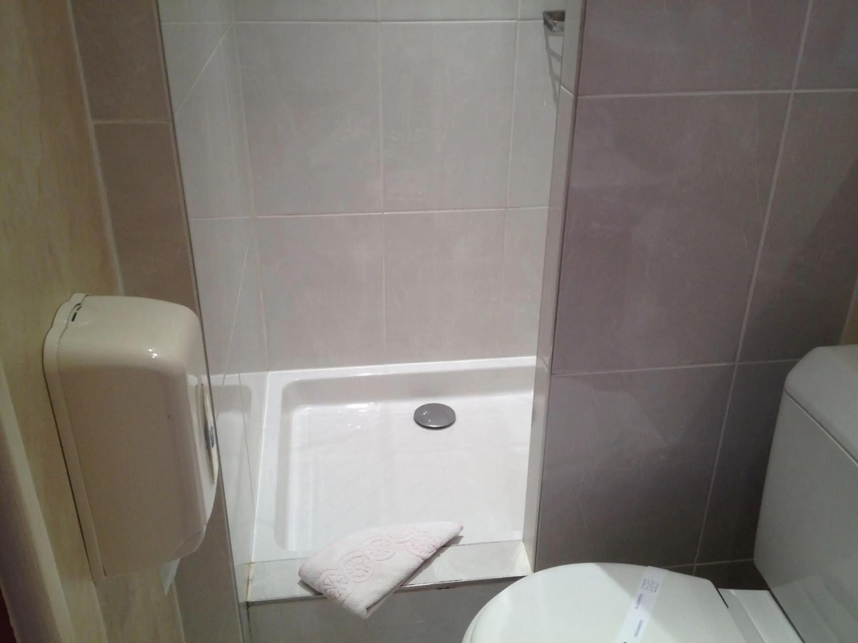 Shower, Bathroom in Hotel Du Nord