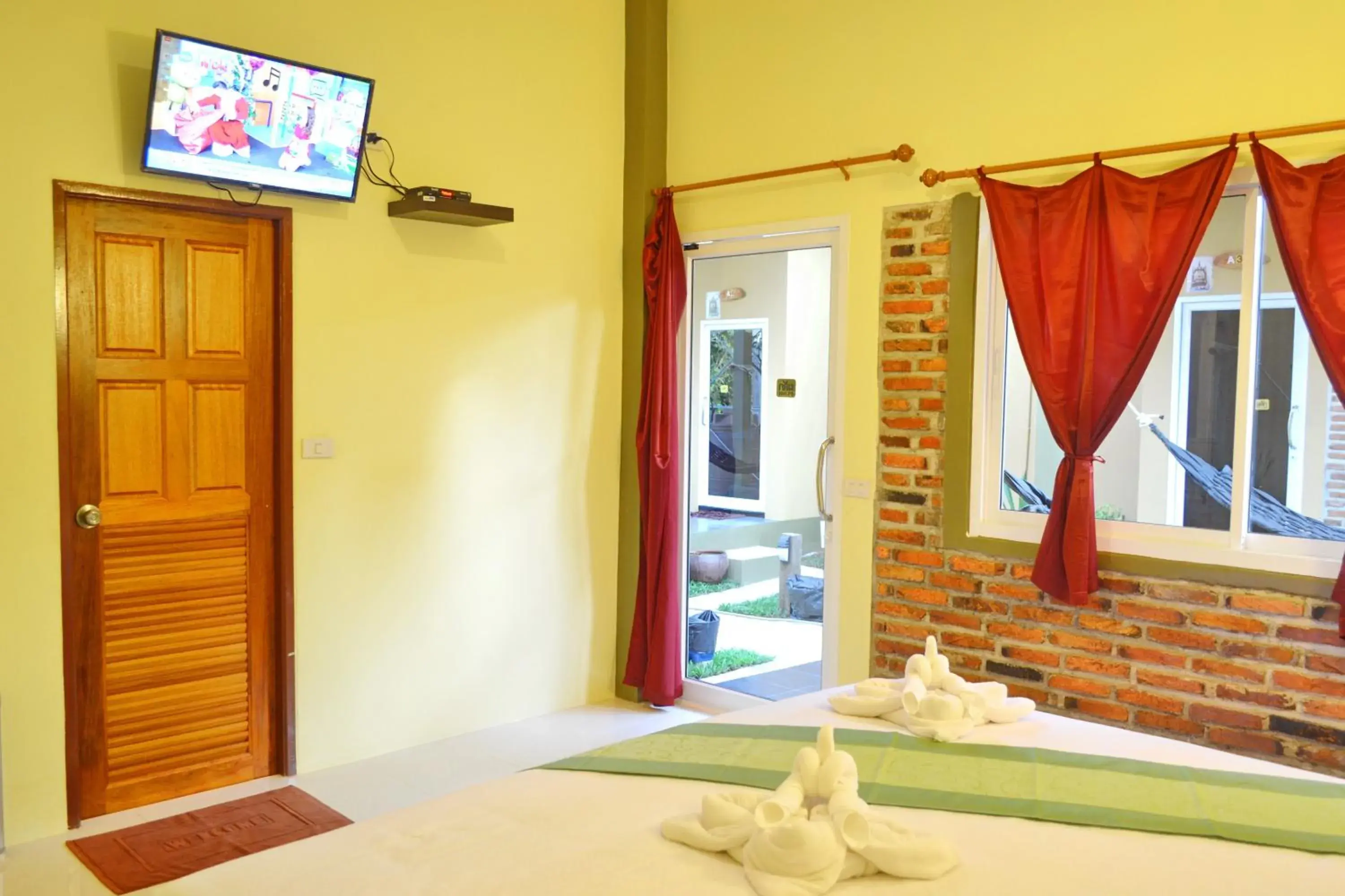 Bed, TV/Entertainment Center in Lanta Baan Nok Resort (SHA Extra Plus)
