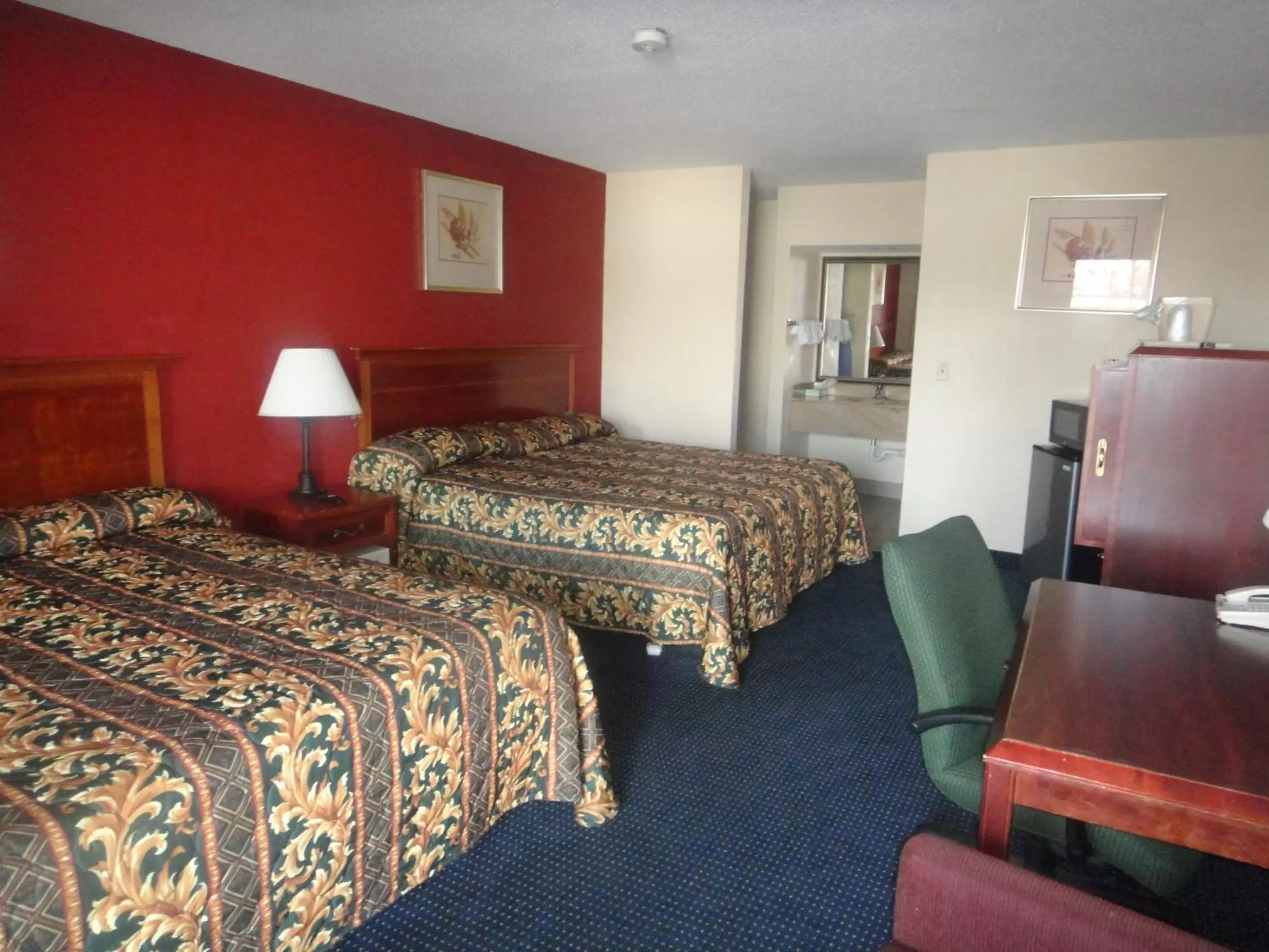 Photo of the whole room, Bed in Red Carpet Inn Norwalk