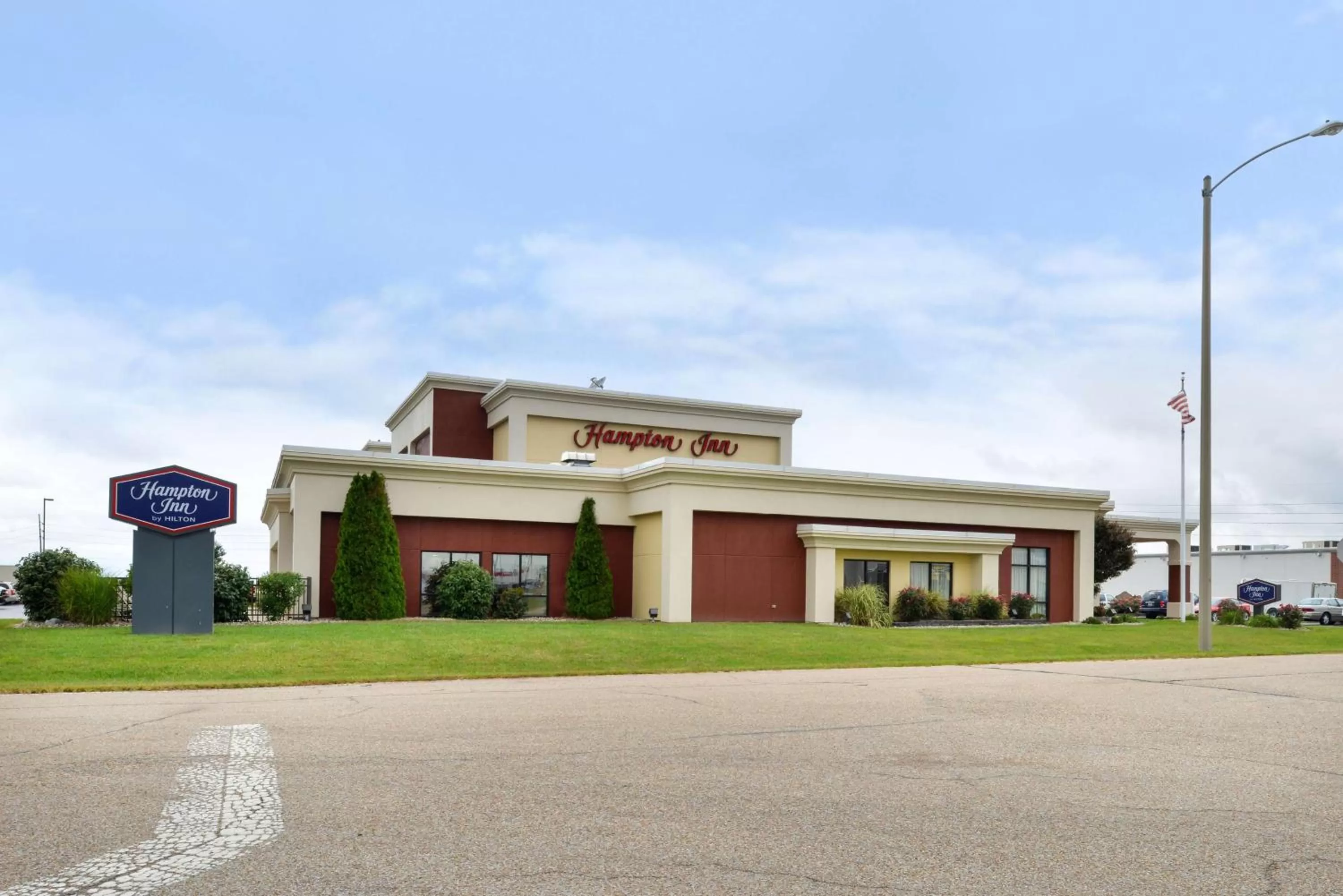 Property building in Hampton Inn by Hilton Litchfield
