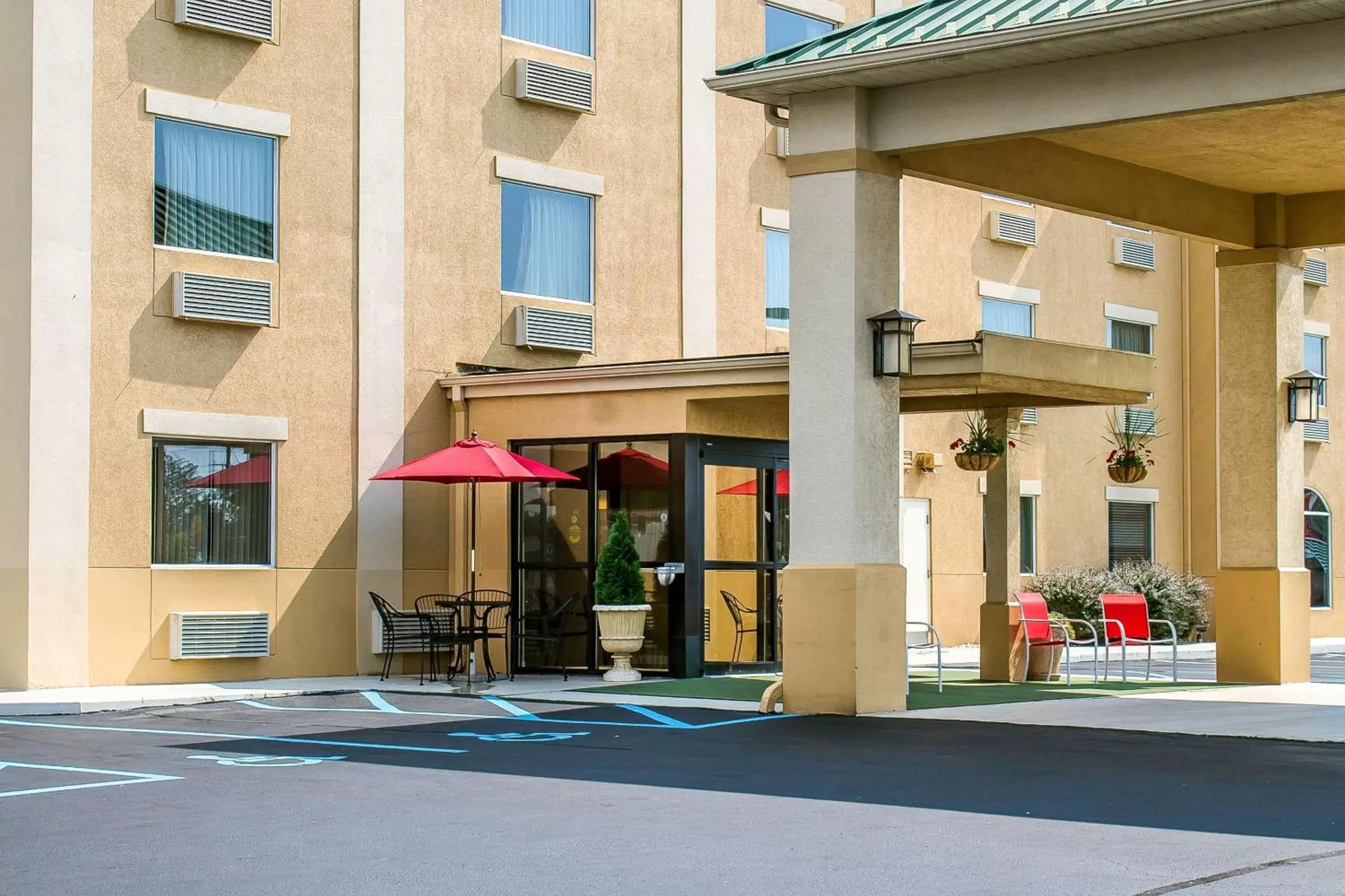 Property building in Comfort Inn & Suites Wilkes Barre - Arena Property building in Comfort Inn & Suites Wilkes Barre - Arena