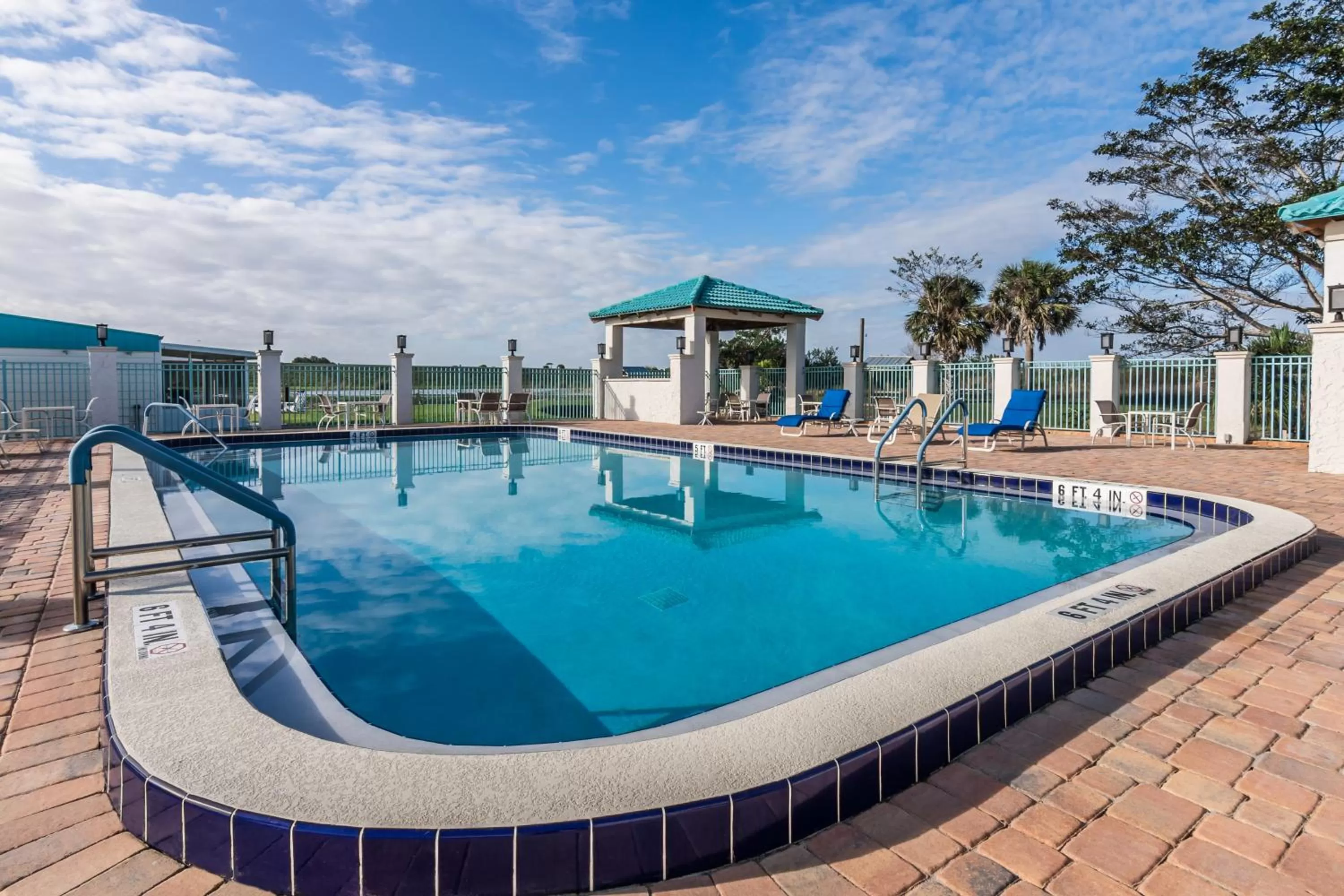 Swimming pool in Days Inn & Suites by Wyndham Lake Okeechobee