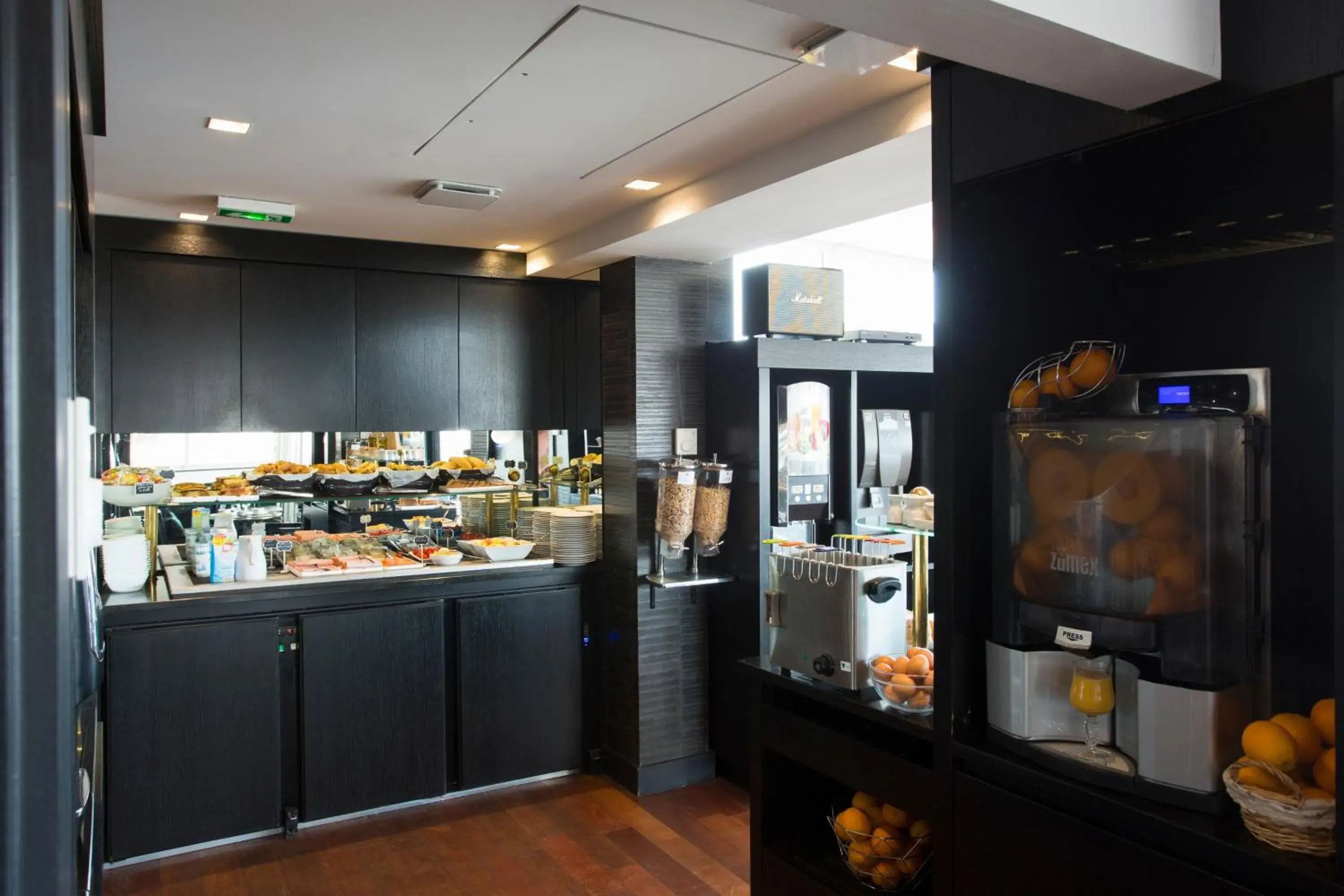 American breakfast, Restaurant/Places to Eat in Cannes Center Univers Hotel (future Mercure)