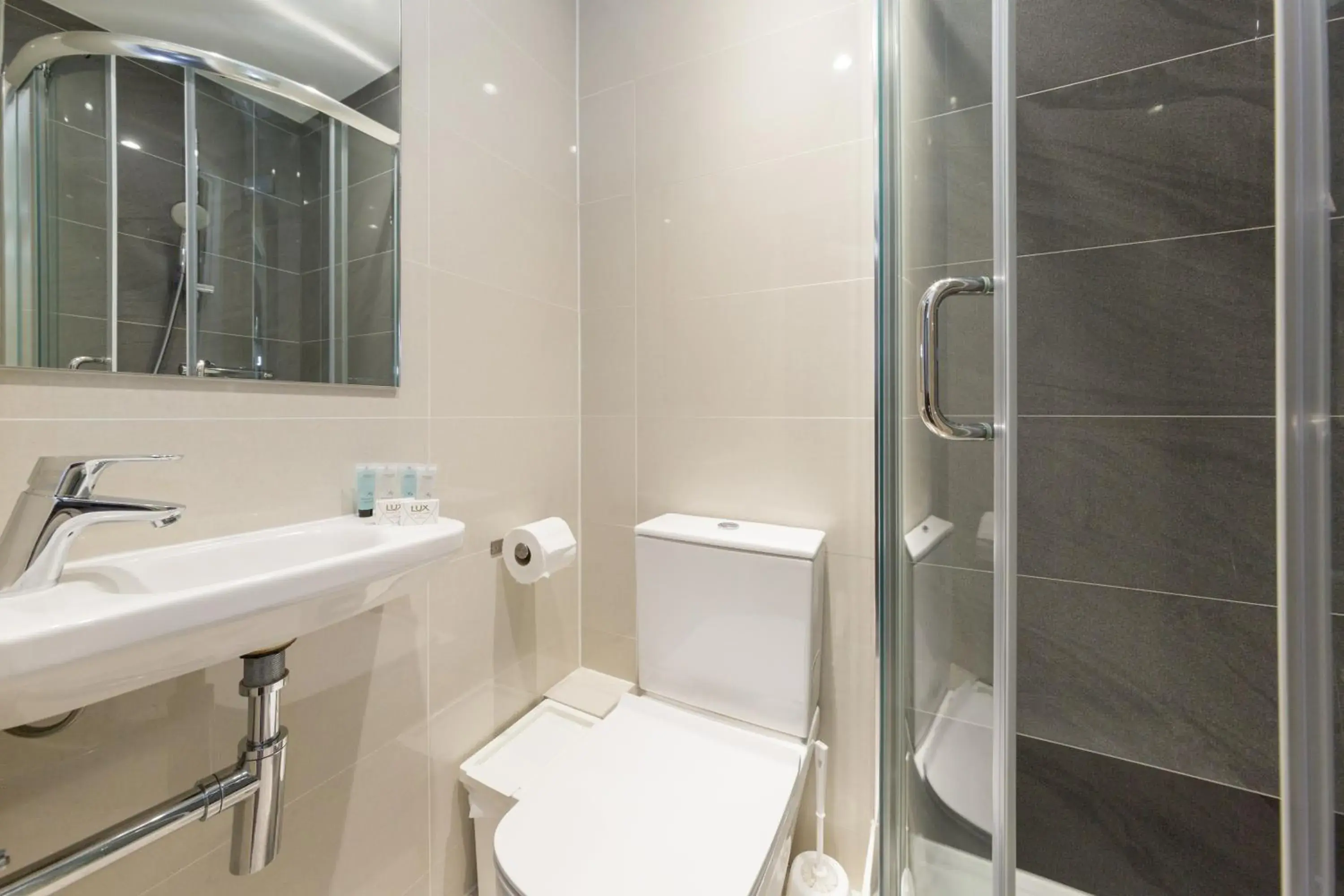 Shower, Bathroom in Chester Hotel