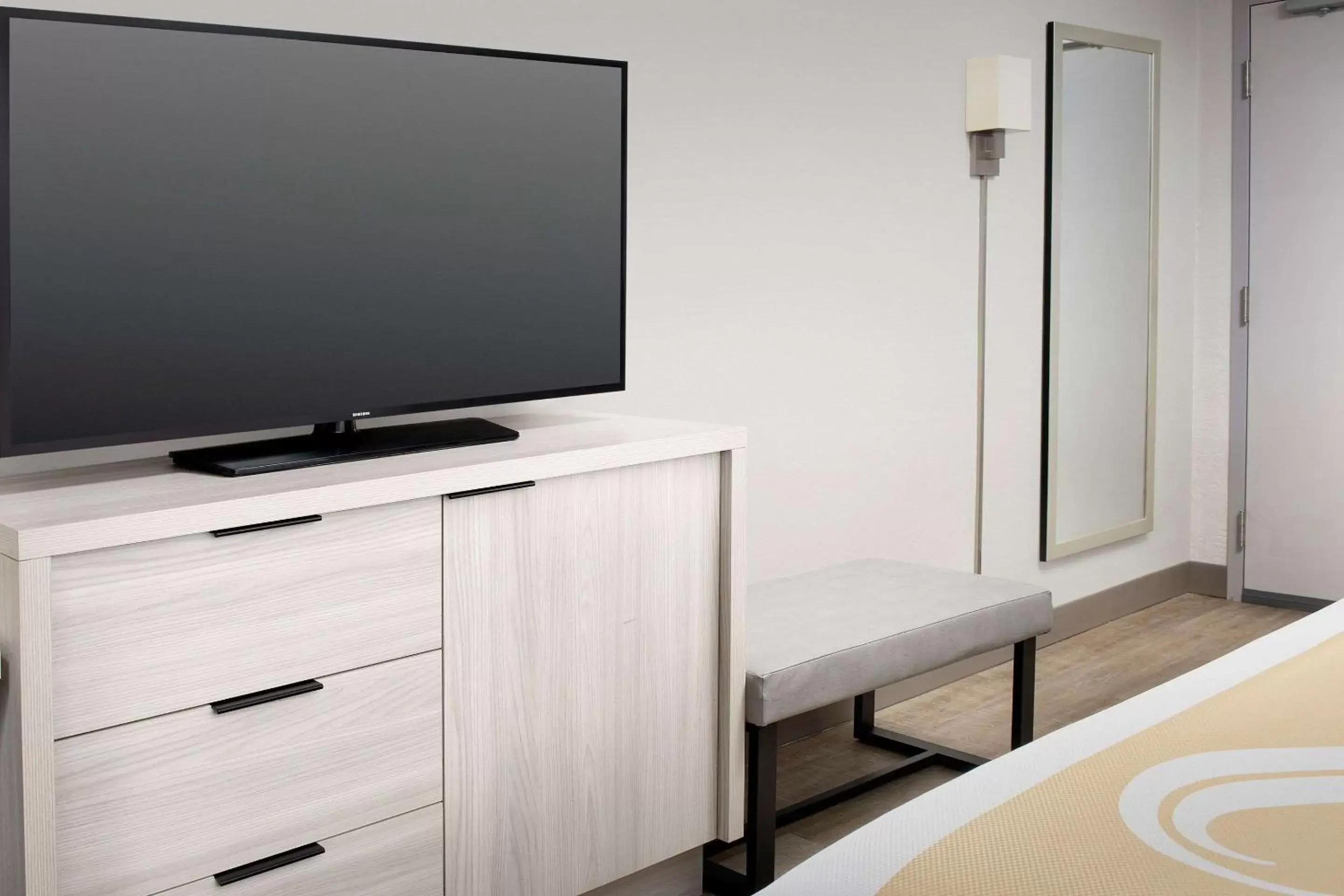 Bedroom, TV/Entertainment Center in Quality Inn Atlantic Beach-Mayo Clinic Jax Area