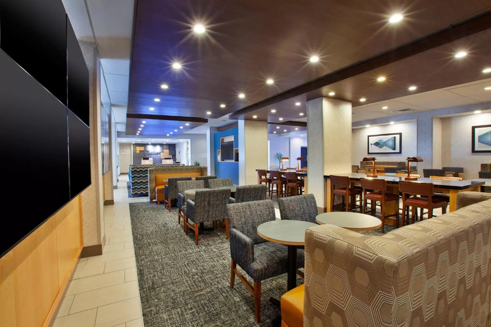 Property building, Restaurant/Places to Eat in Holiday Inn Express Richmond - Midtown, an IHG Hotel