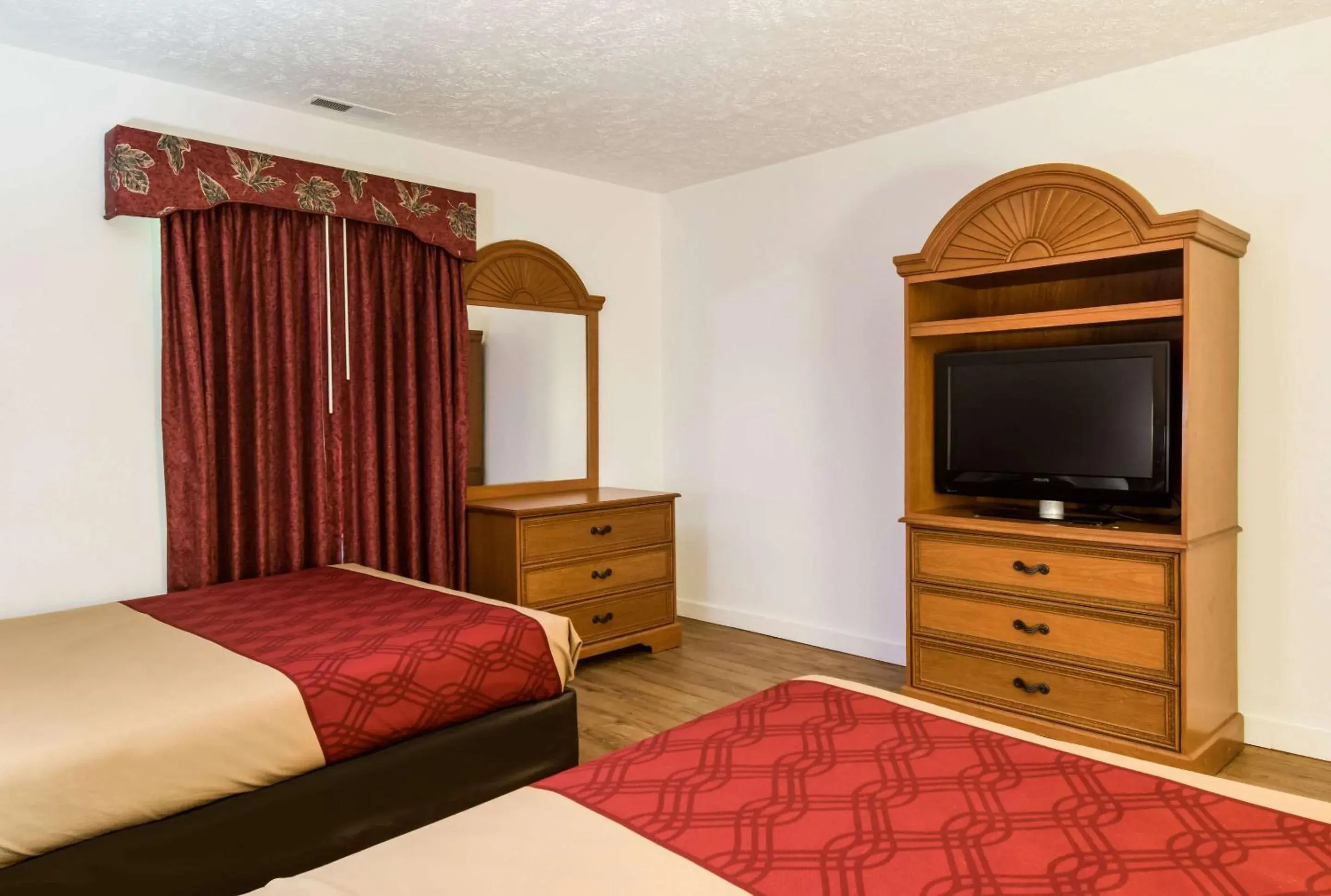 Photo of the whole room, TV/Entertainment Center in Econo Lodge Inn & Suites Pocono near Lake Harmony