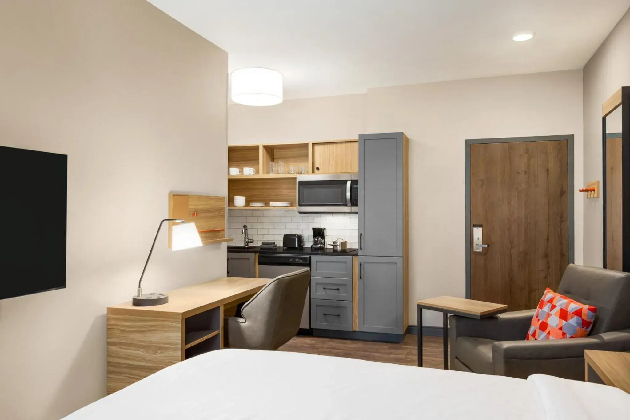 Photo of the whole room, Kitchen/Kitchenette in Candlewood Suites BESSEMER – BIRMINGHAM SW