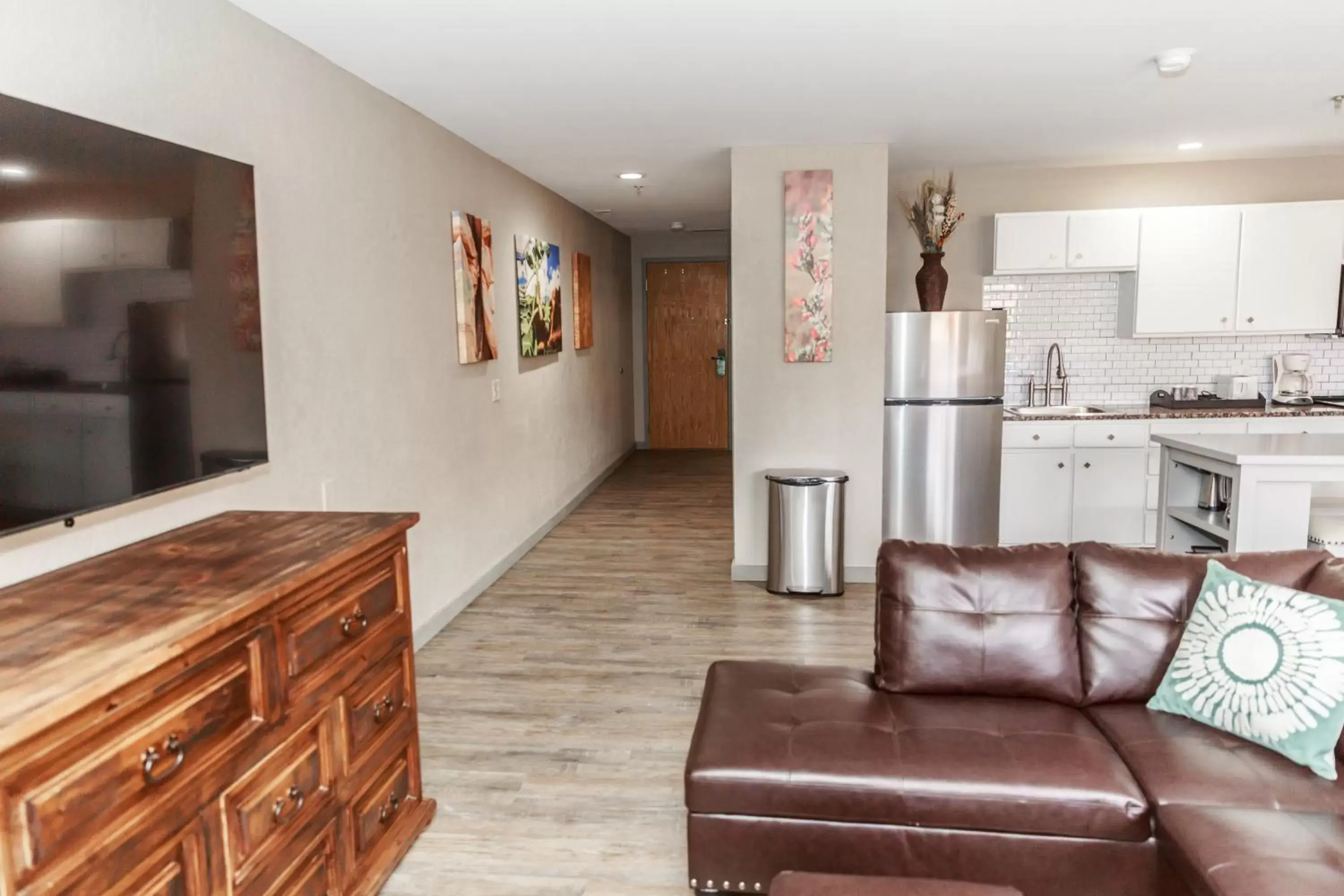 Living room, Kitchen/Kitchenette in Aarchway Inn