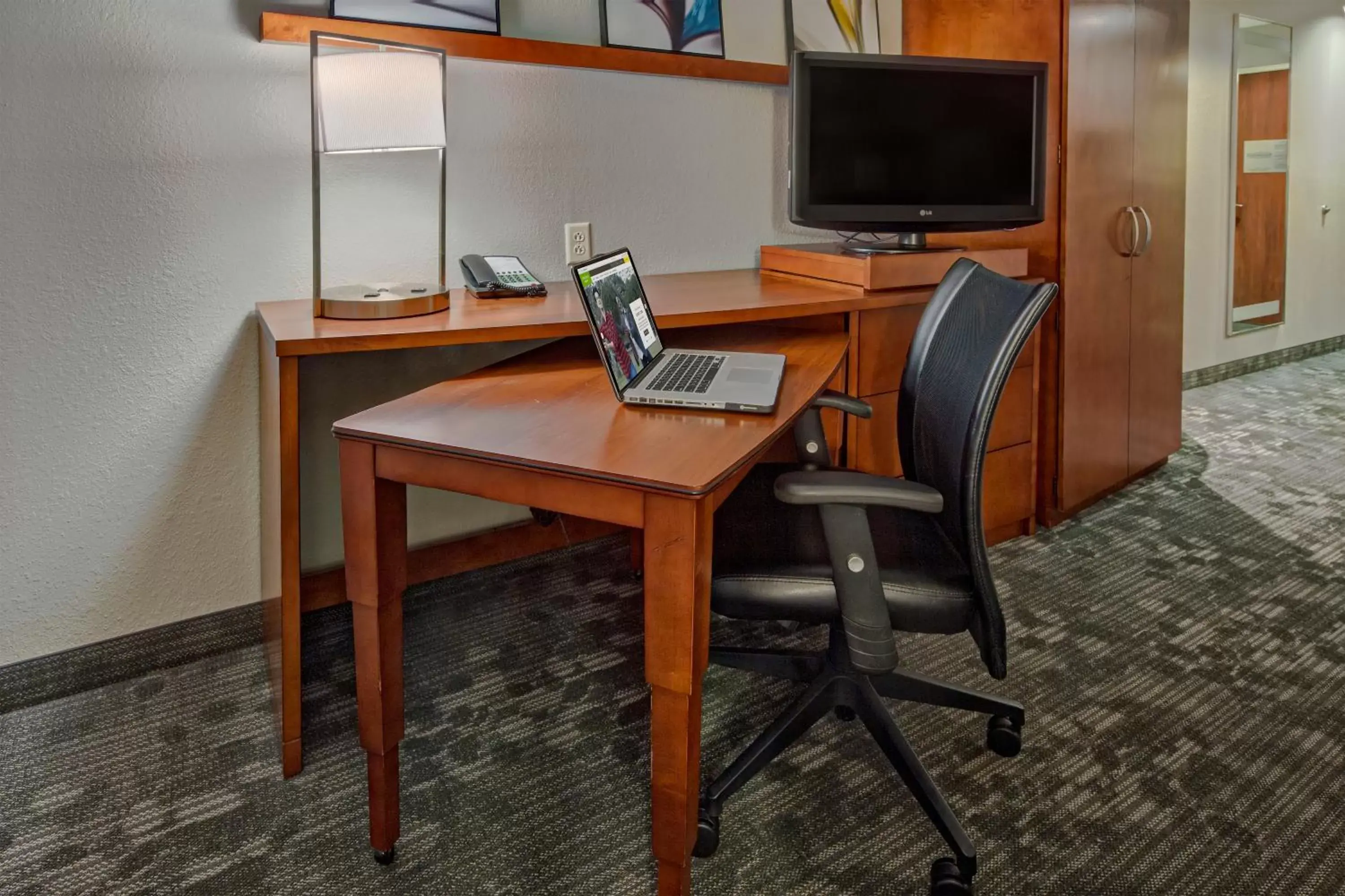 Photo of the whole room, TV/Entertainment Center in Courtyard by Marriott Norfolk Downtown