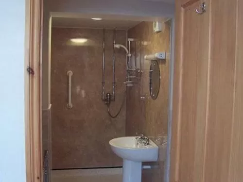 Double Room with Private Bathroom - single occupancy in Crab pot cottage