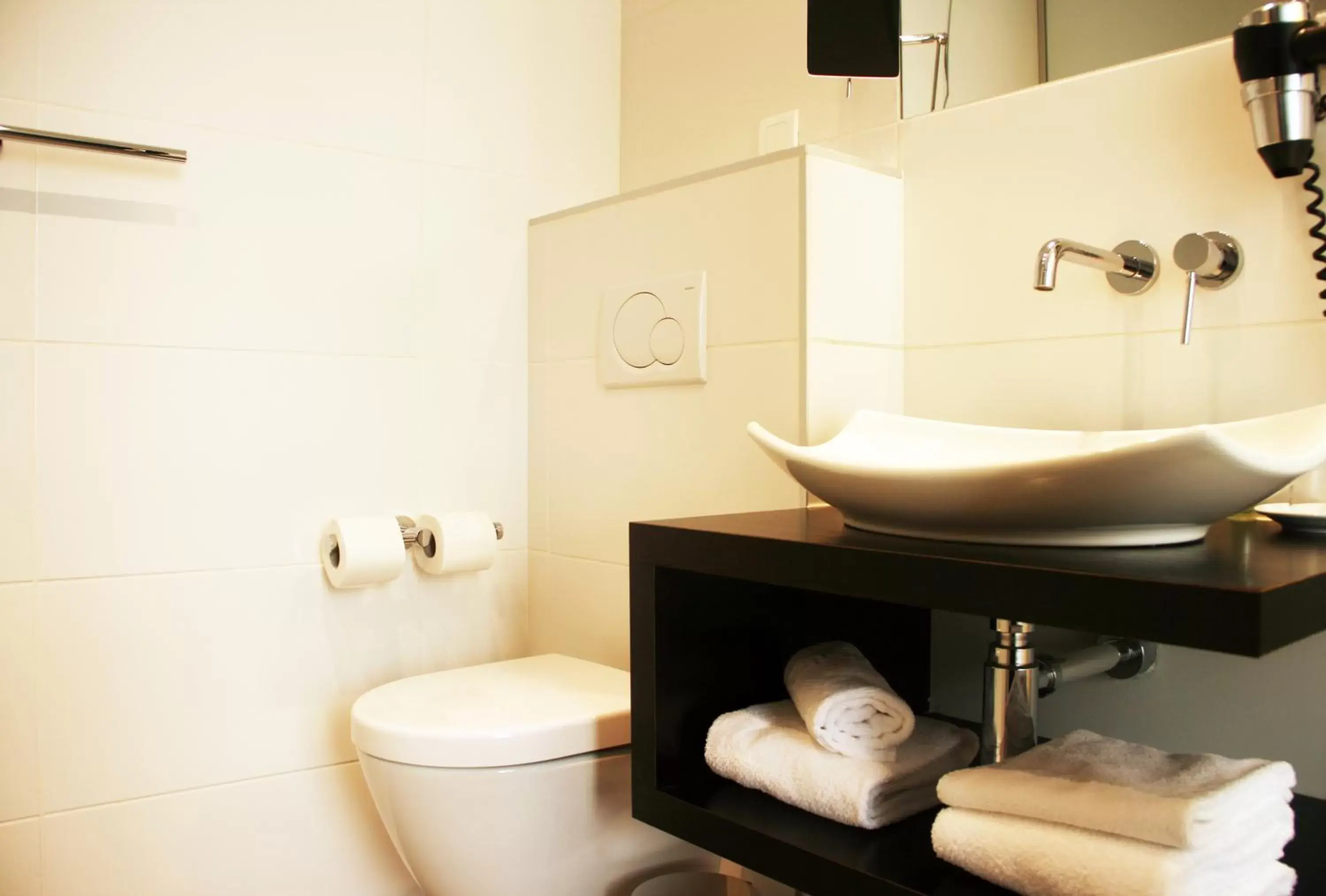 Toilet, Bathroom in Hôtel Astoria