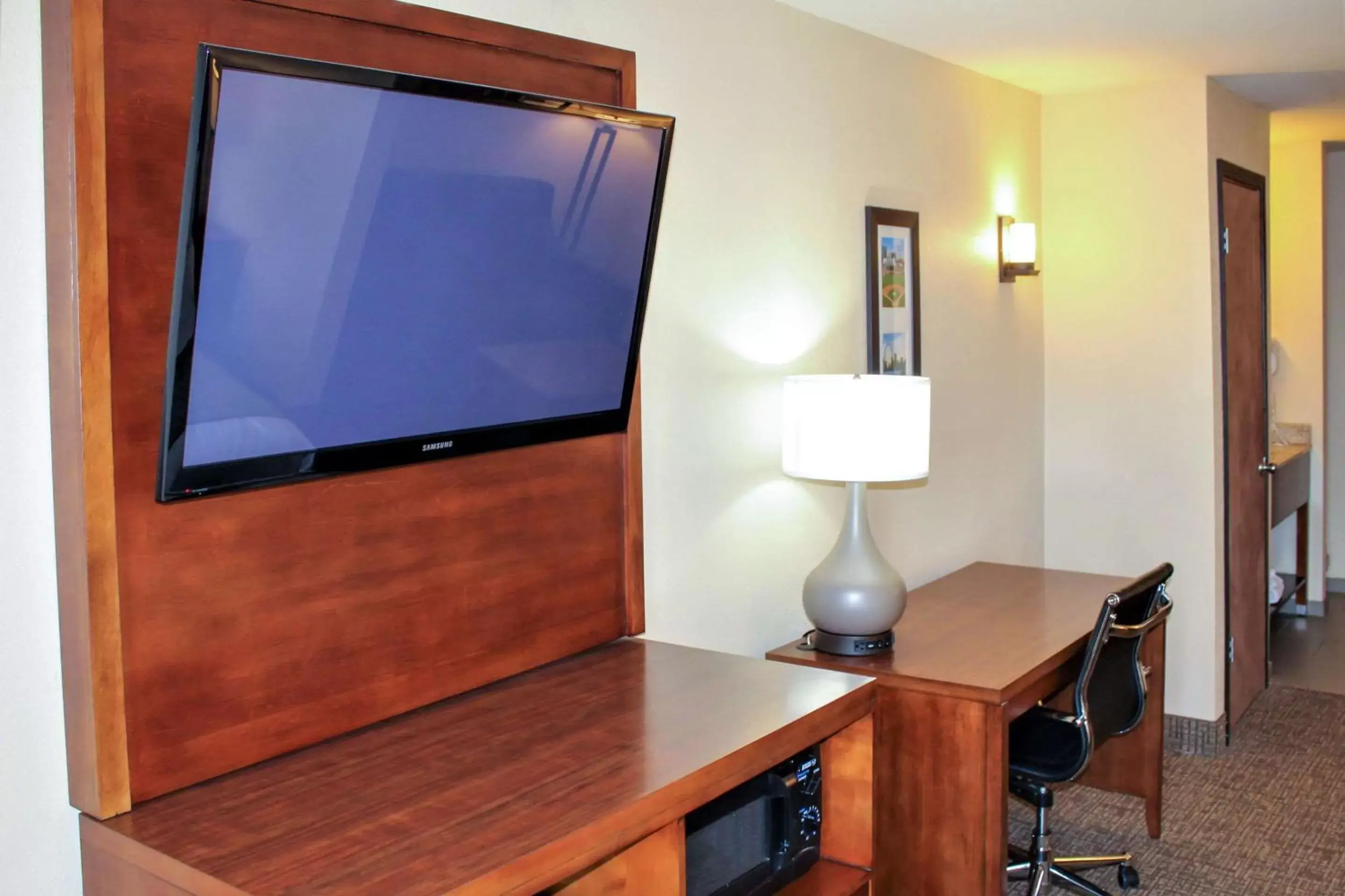 Photo of the whole room, TV/Entertainment Center in Comfort Inn & Suites - Chesterfield