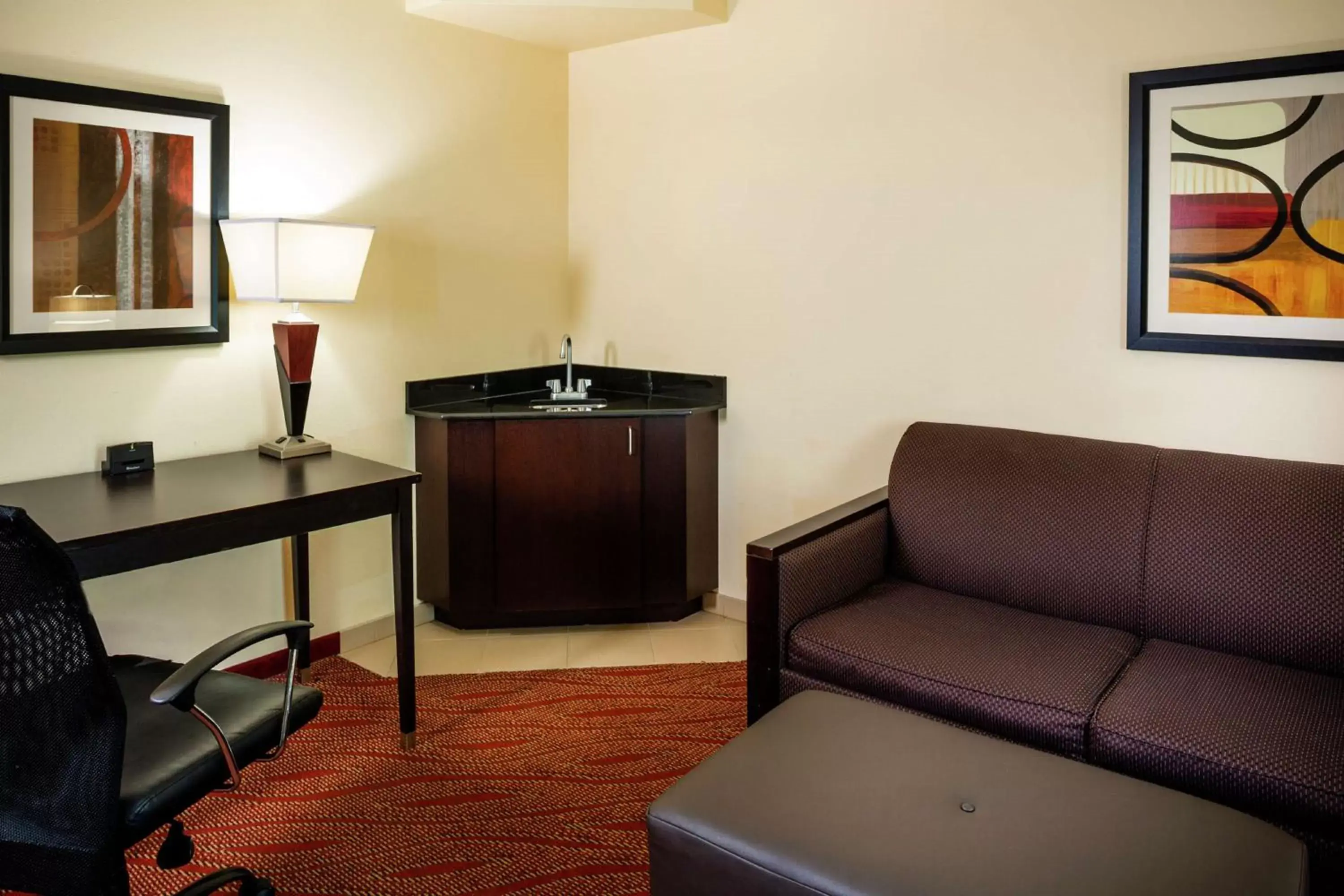 Bedroom, Seating Area in Hampton Inn Limerick