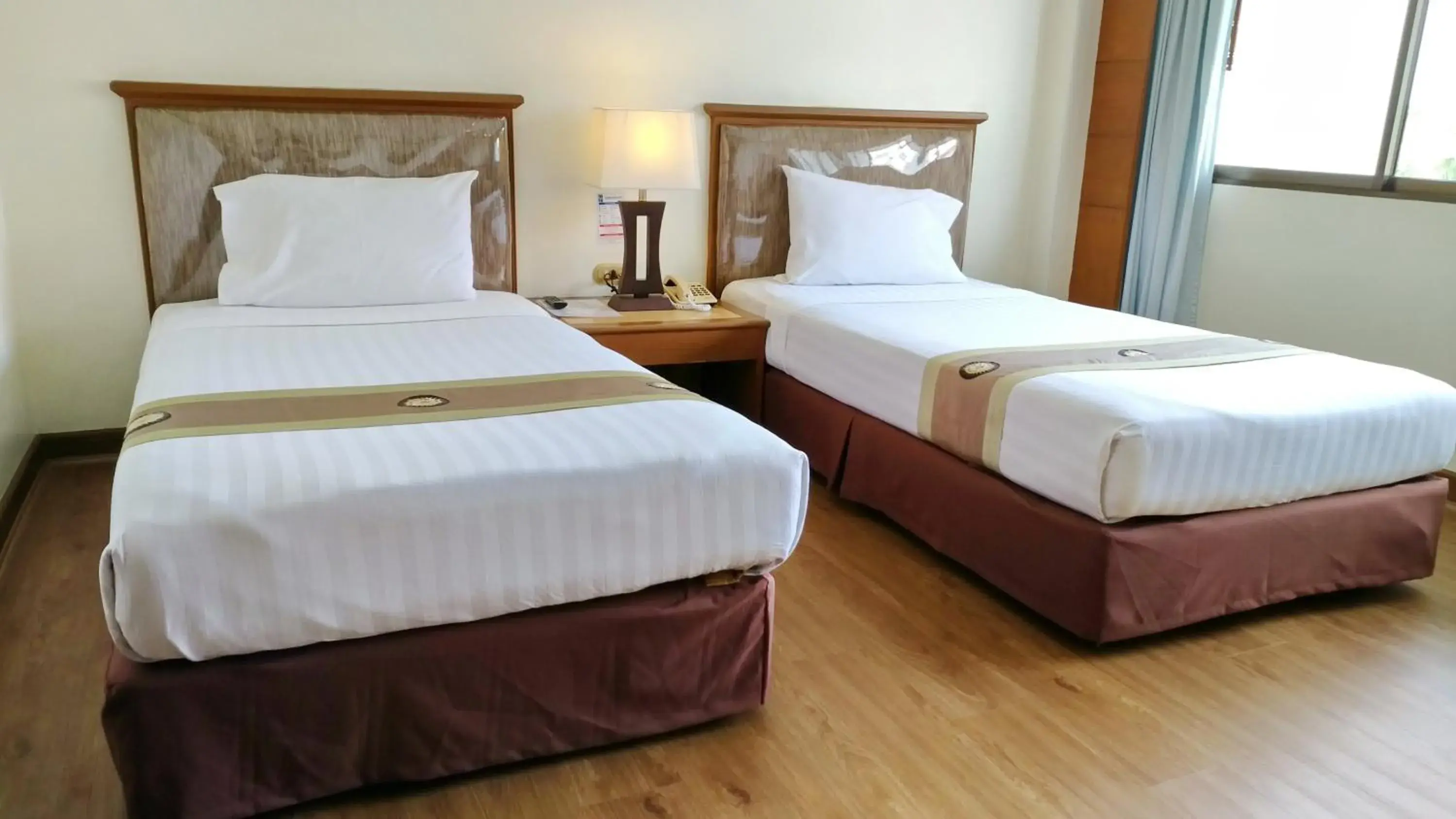 Bed in Grand Park Hotel (SHA Extra Plus)