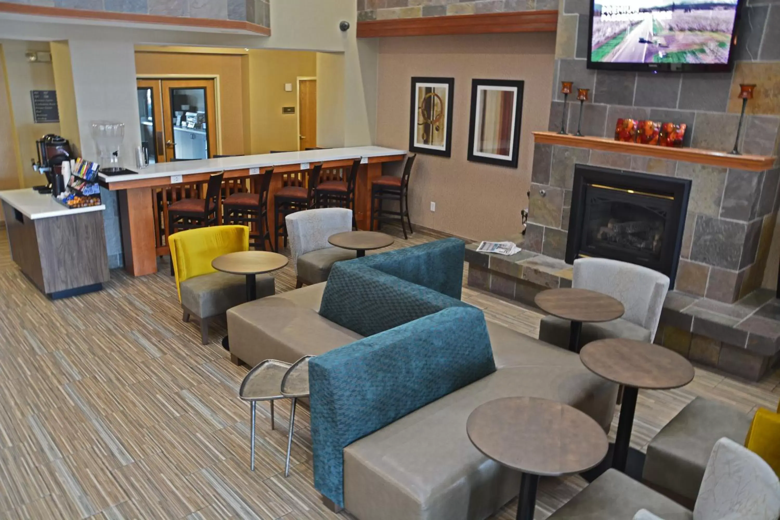 Lobby or reception, Lounge/Bar in Best Western Plus Gateway Inn & Suites - Aurora