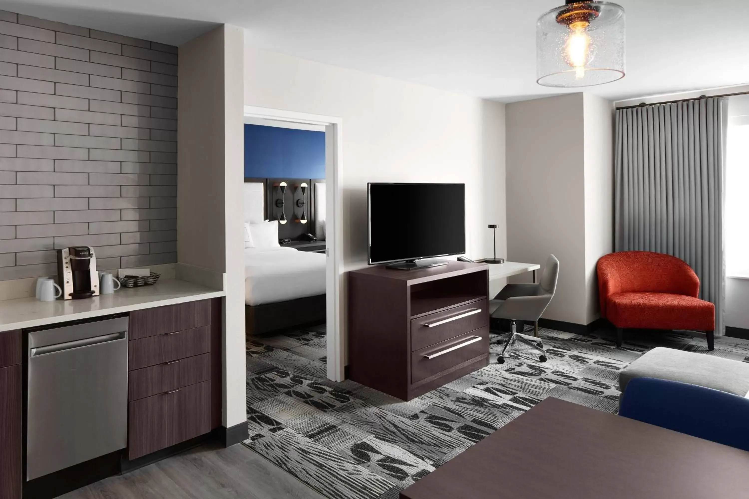 Living room, TV/Entertainment Center in Residence Inn Richmond Midtown/Glenside