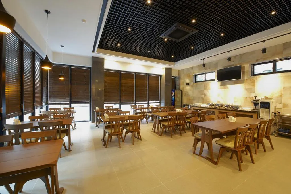 Restaurant/places to eat in Hotel B