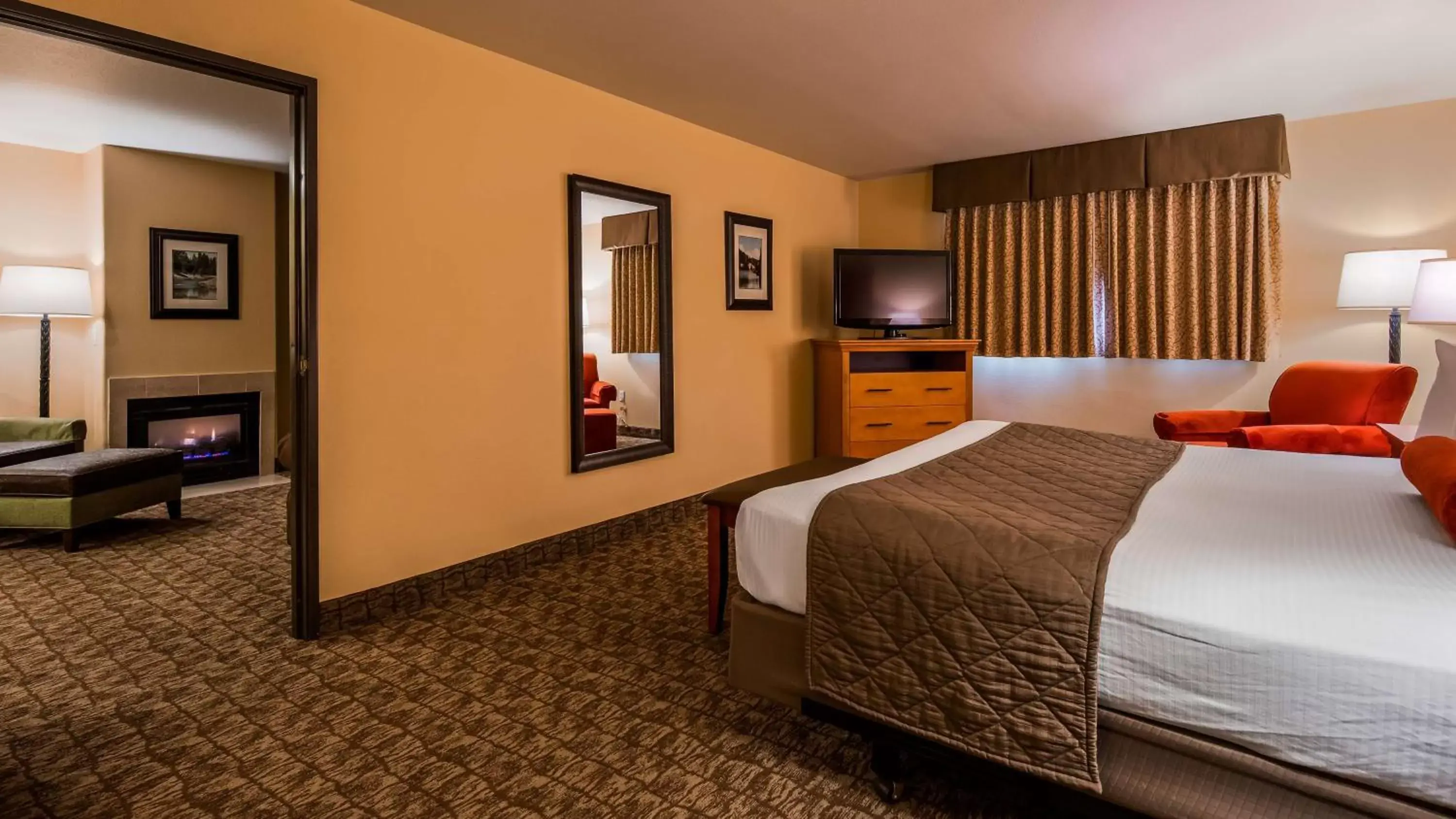 Photo of the whole room, Bed in Best Western Newberry Station