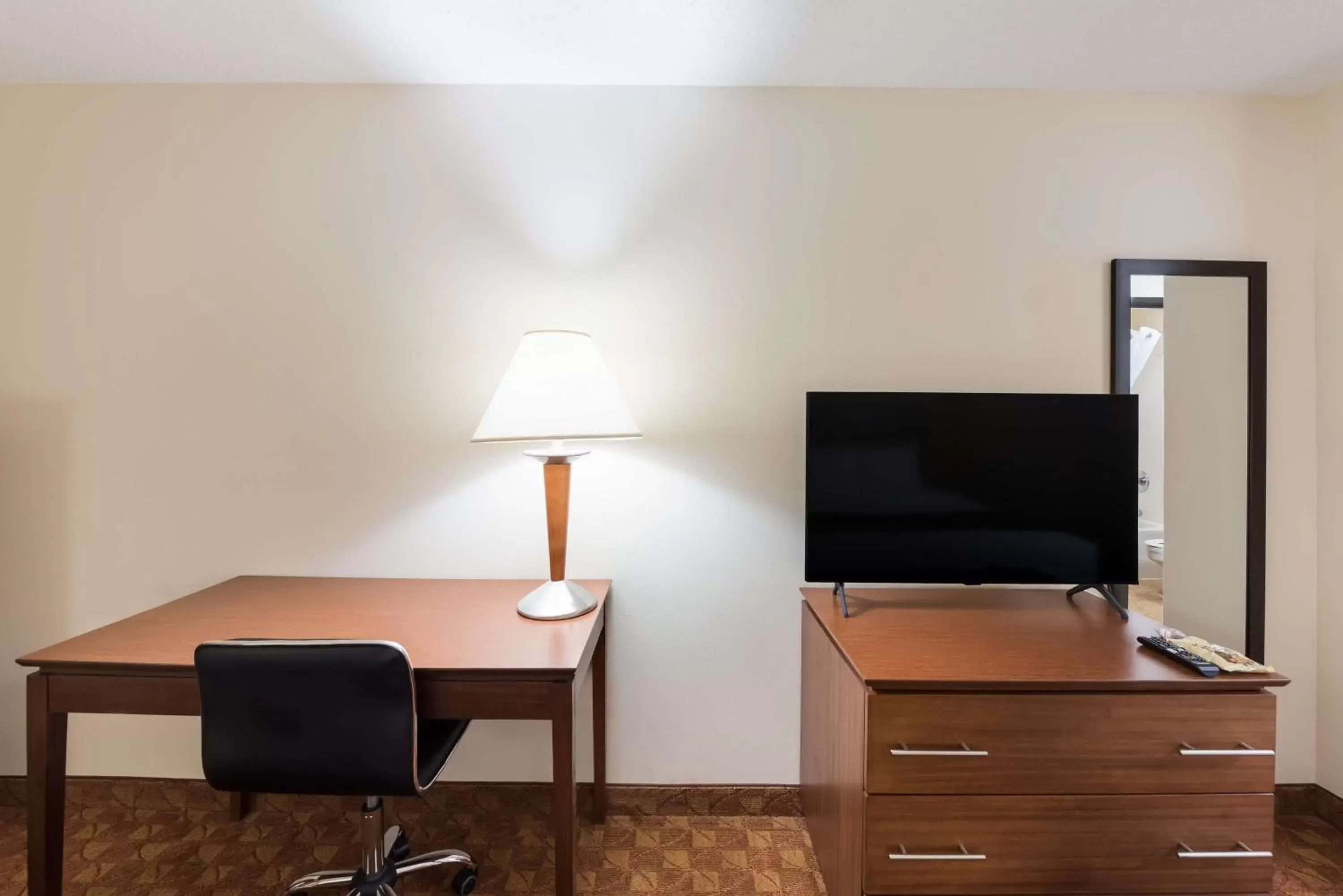 Bedroom, TV/Entertainment Center in Best Western Lakewood Inn