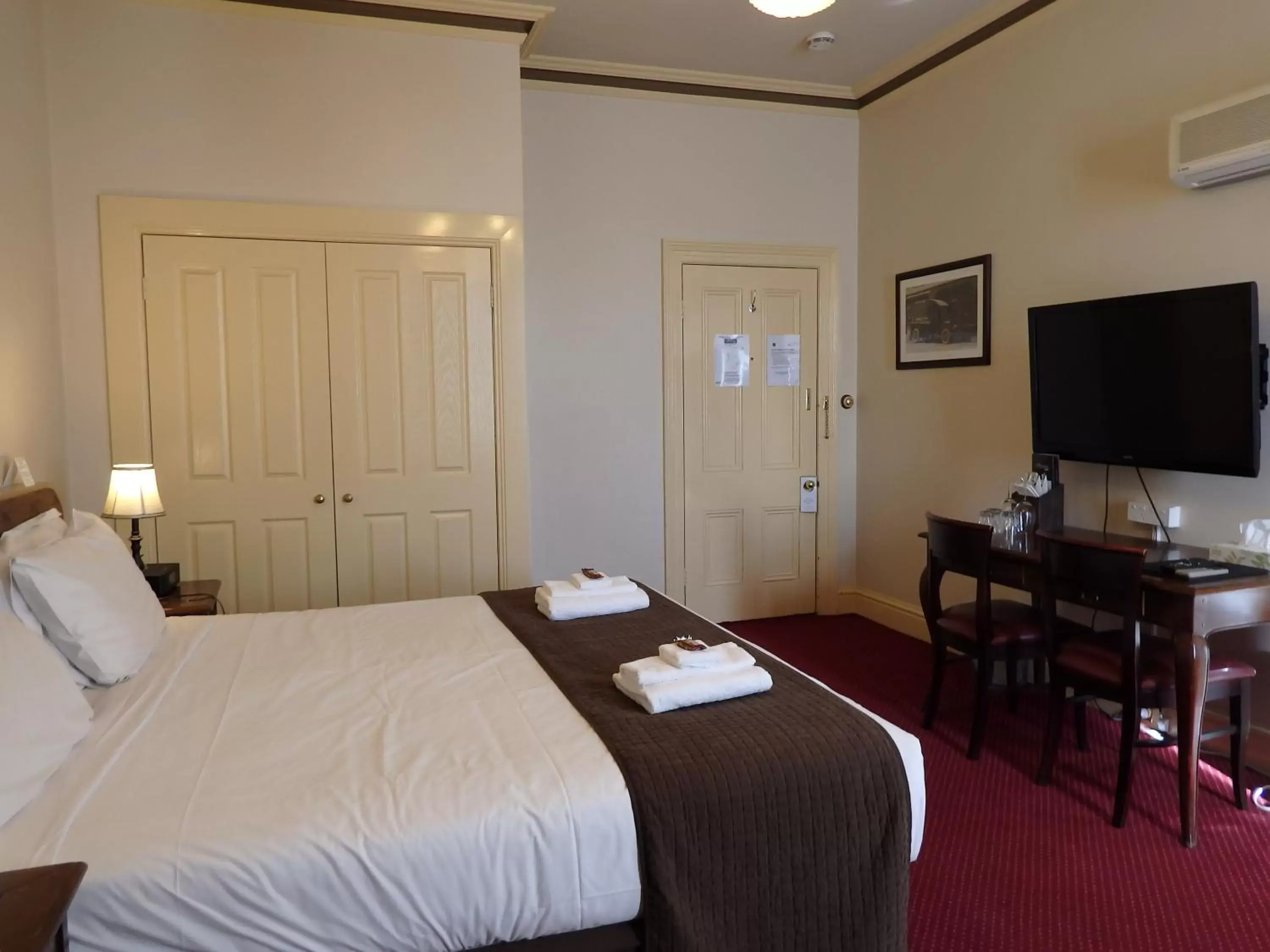 TV and multimedia, Bed in The Glenferrie Hotel Hawthorn