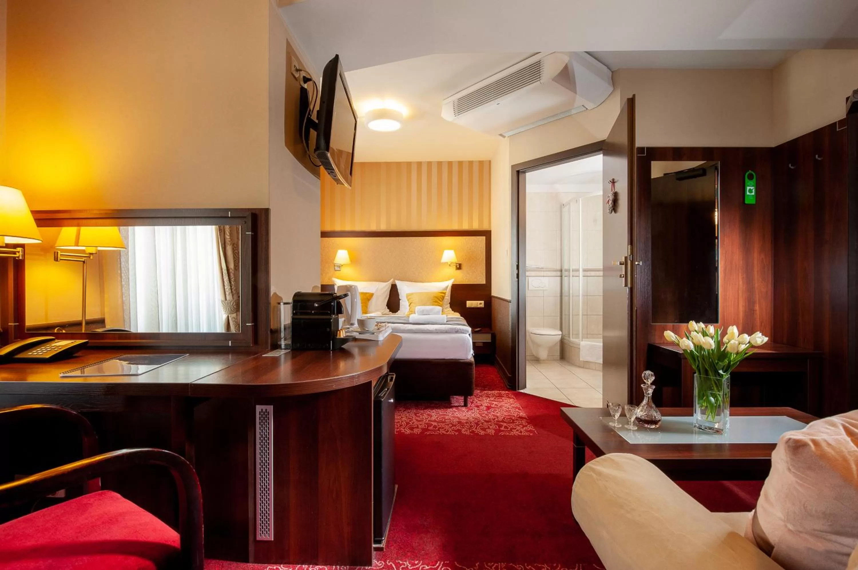 Bathroom, Bed in Hotel Wielopole