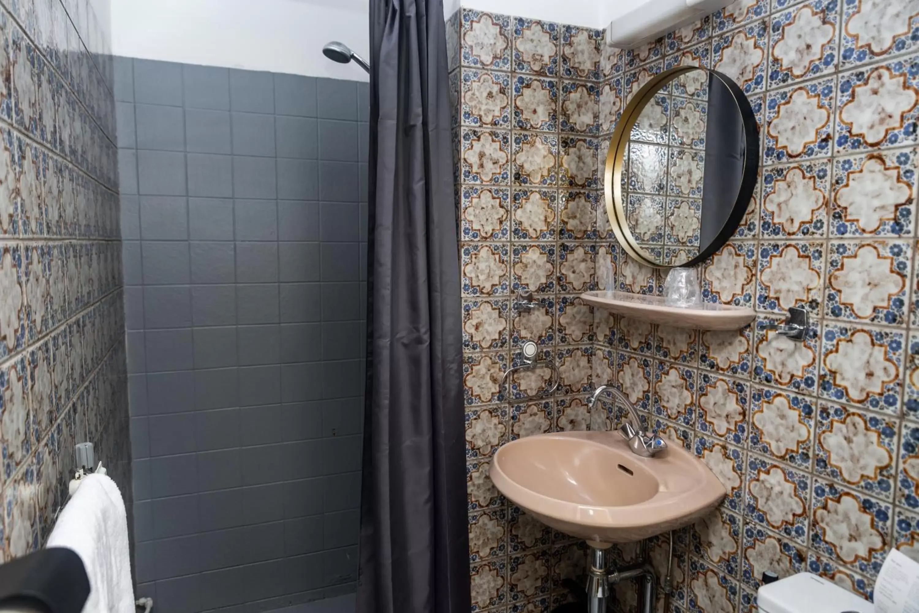 Shower, Bathroom in Hotel Onder De Linden