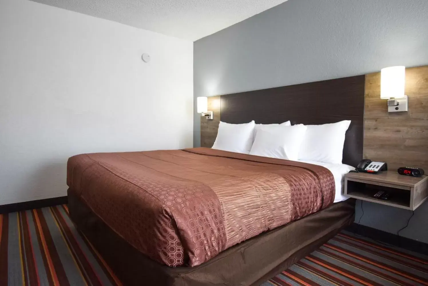 Bed in Quality Inn & Suites Sulphur Springs