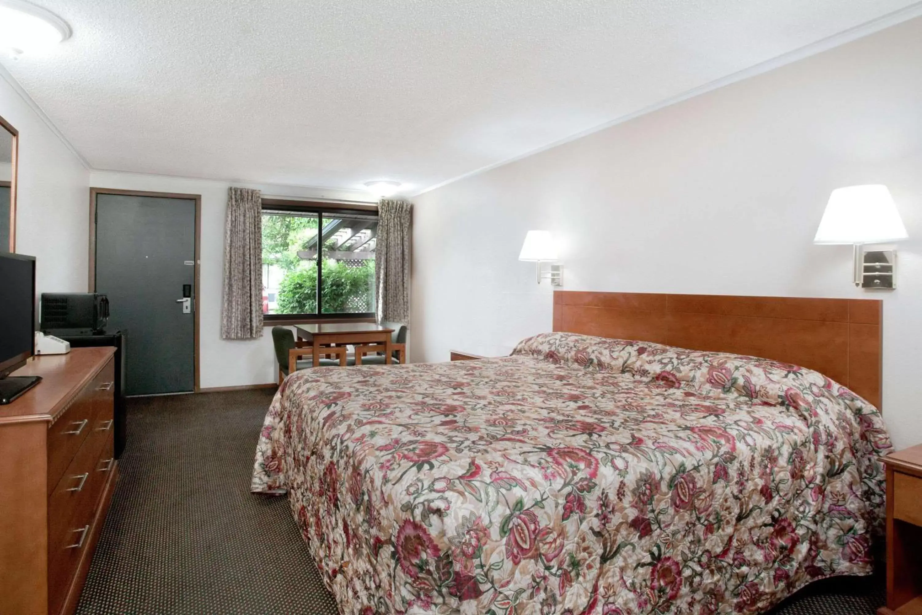 Photo of the whole room, Bed in Knights Inn - Scranton/Wilkes-Barre/Pittston