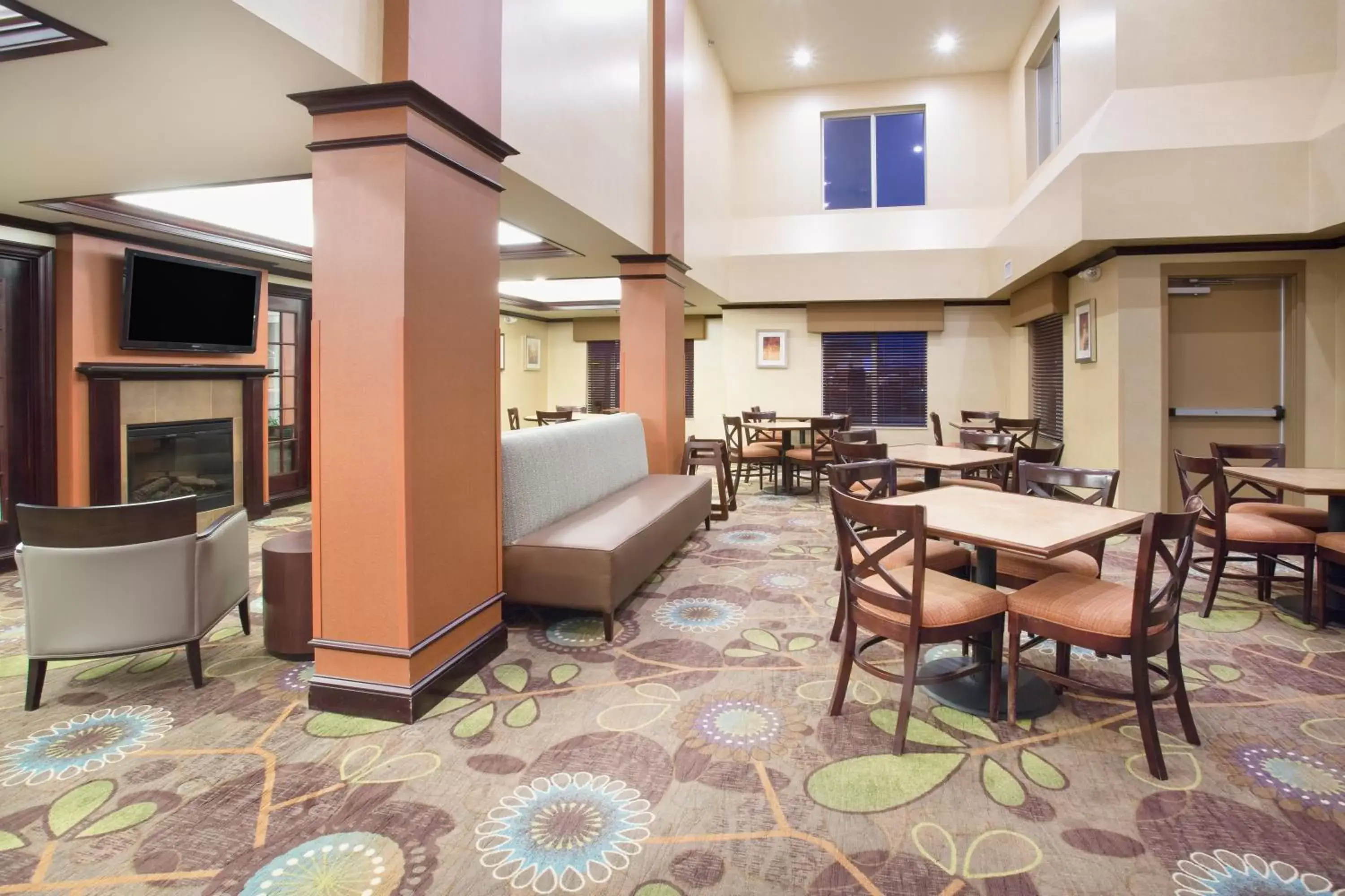 Breakfast, Restaurant/Places to Eat in Holiday Inn Express Hotel & Suites Minot South, an IHG Hotel