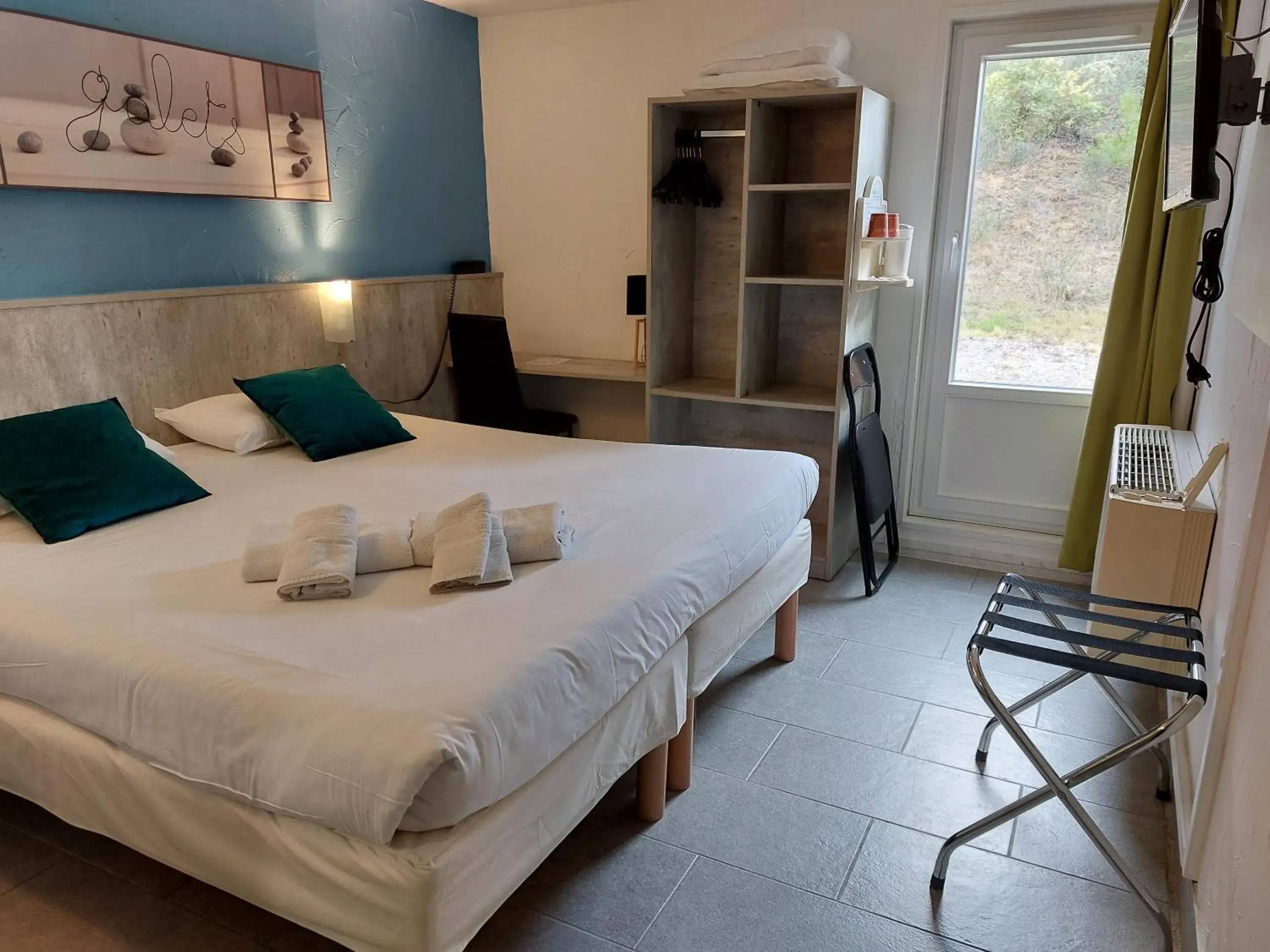 Property building, Bed in Brit Hotel Bosquet Carcassonne Cit