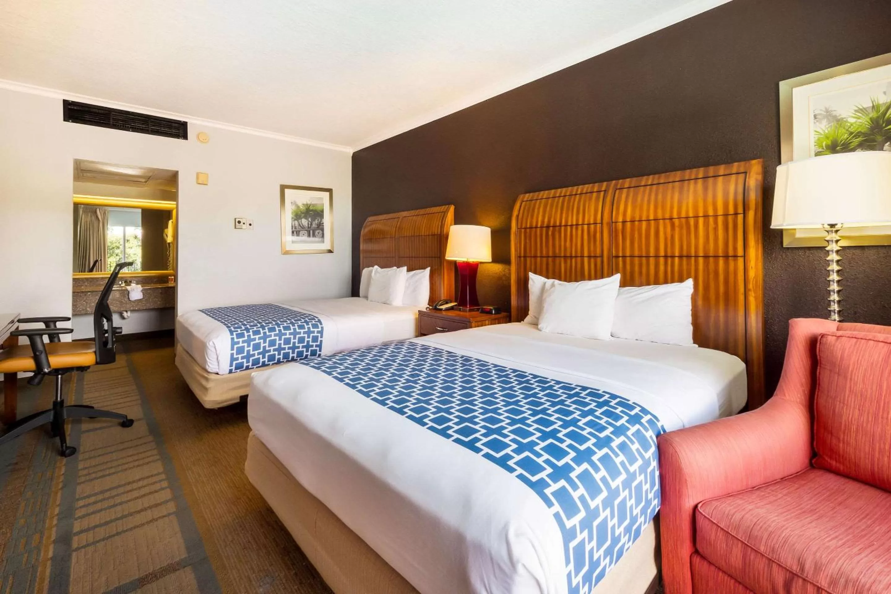 Photo of the whole room, Bed in Econo Lodge Winter Haven Chain of Lakes