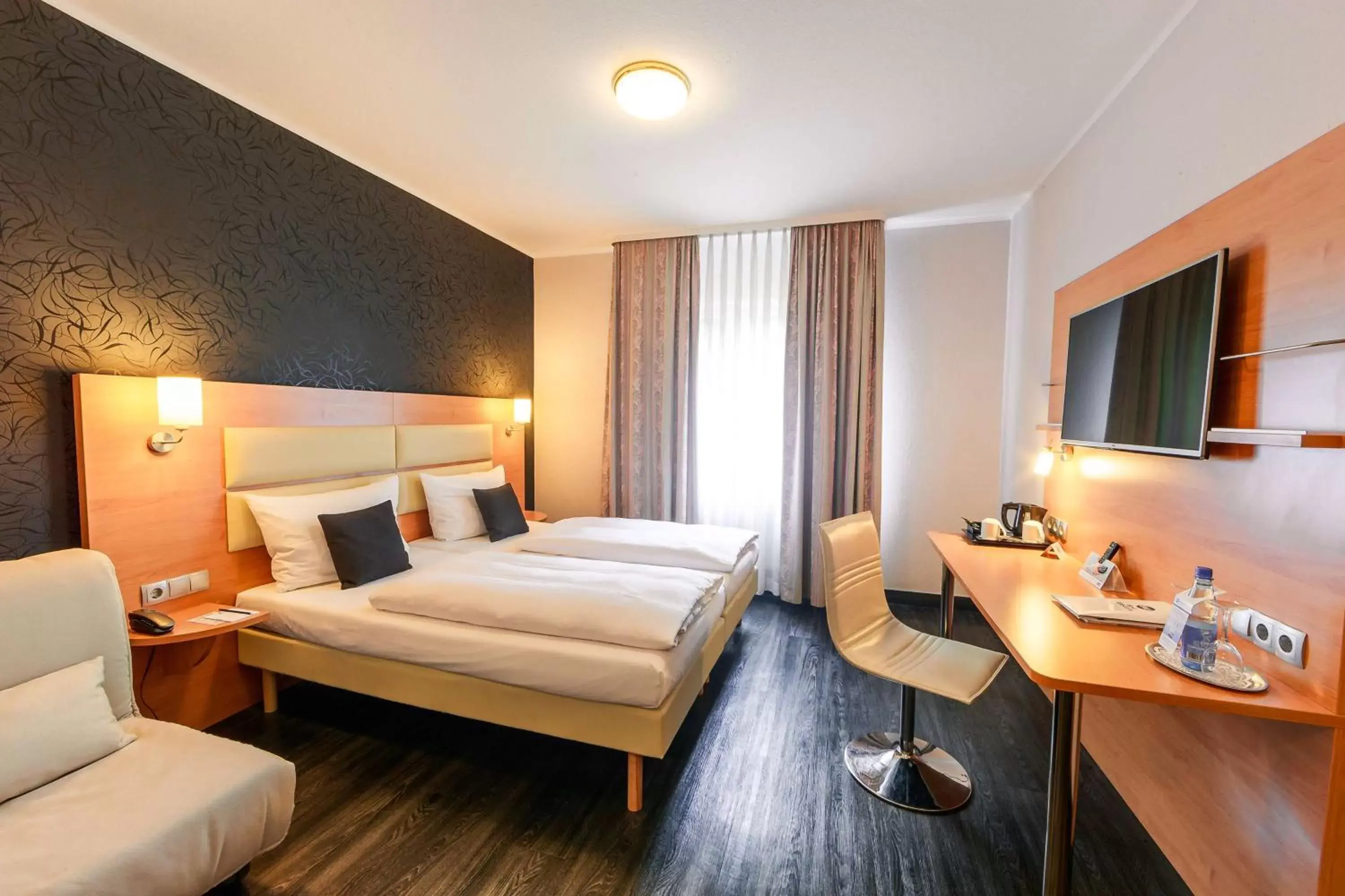 Photo of the whole room, Bed in Best Western Plaza Hotel Stuttgart-Filderstadt