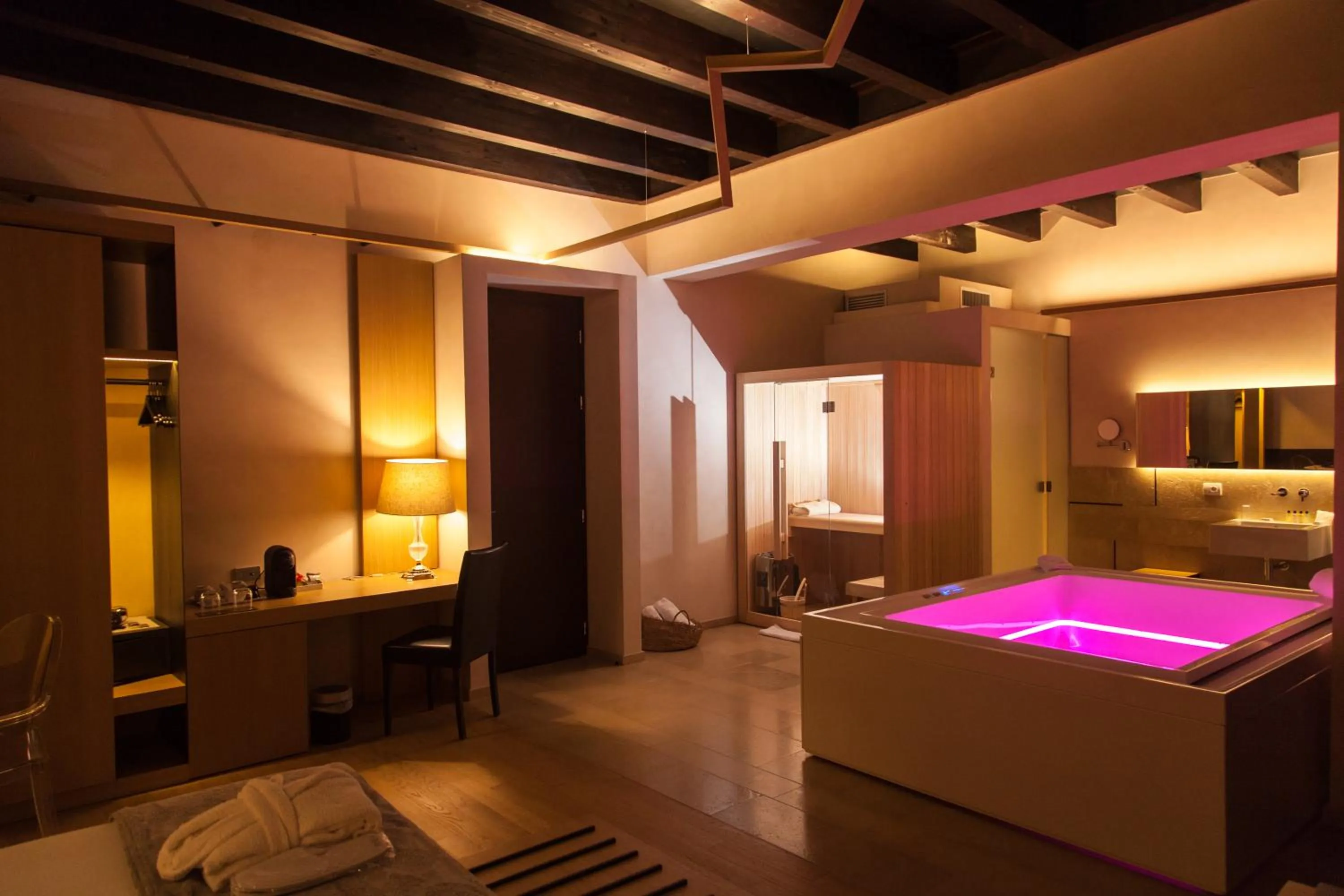 Bed in Alba Palace Hotel