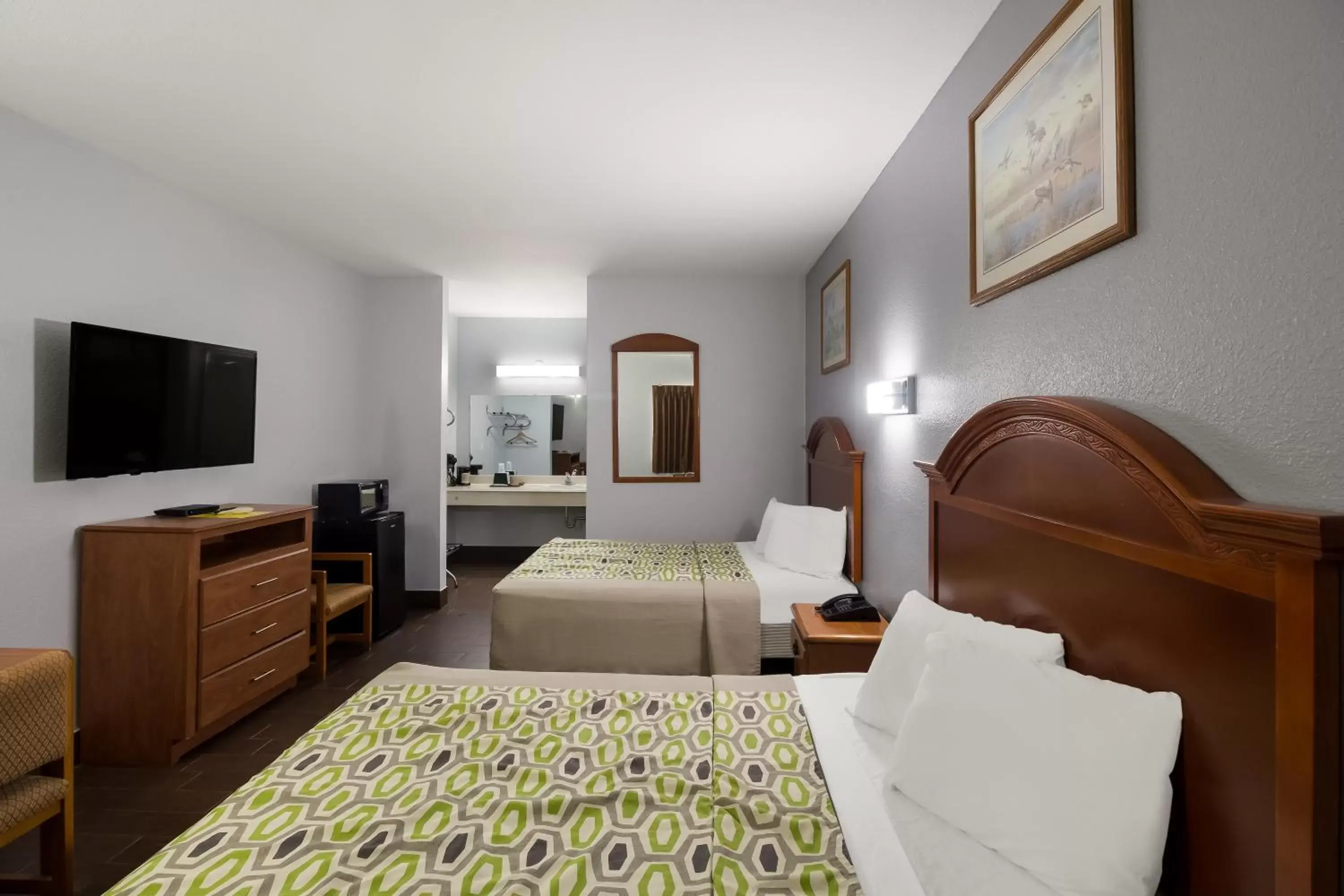 Bed in Scottish Inn & Suites