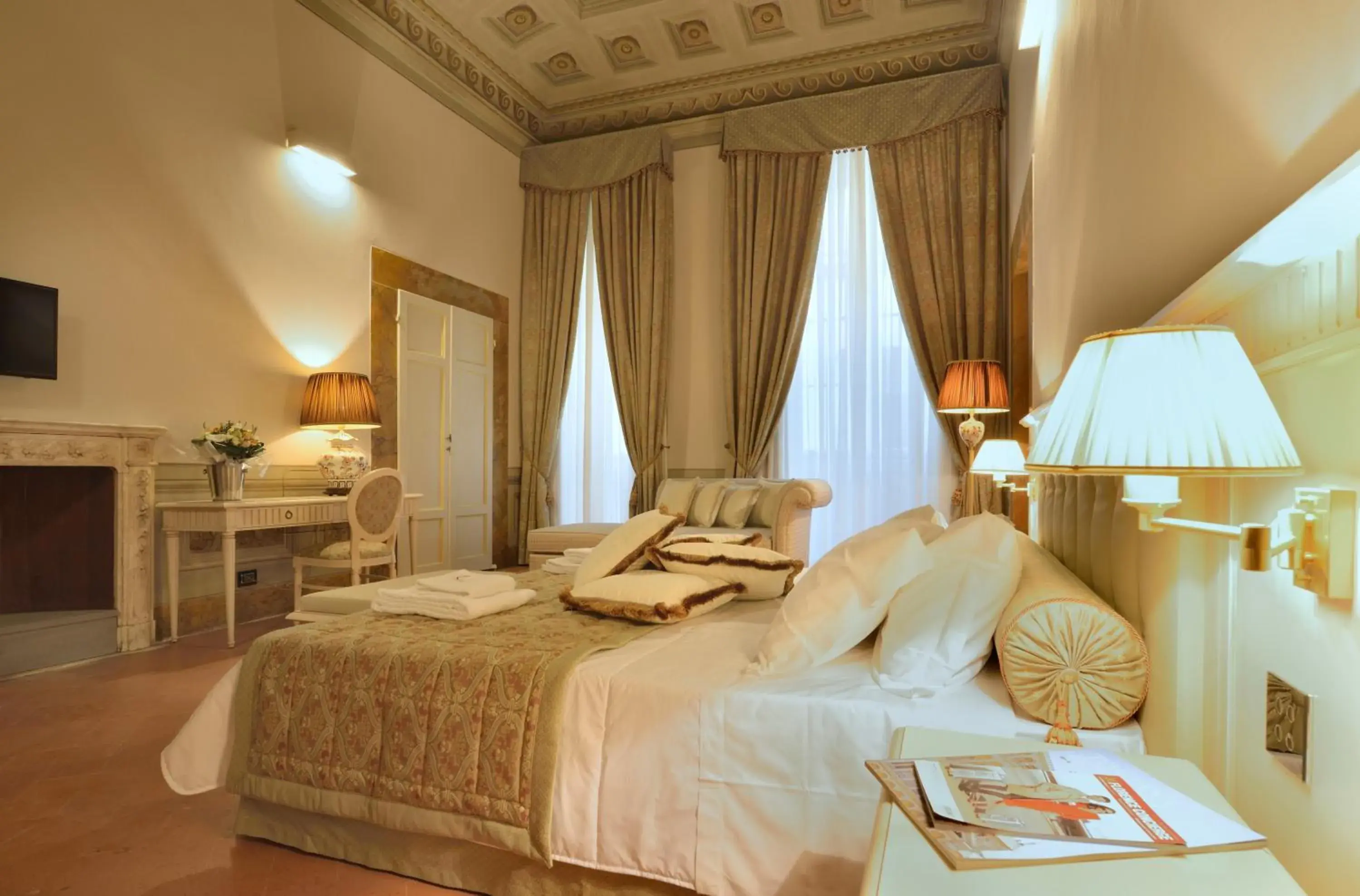 Facade/entrance, Bed in Palazzo Guicciardini