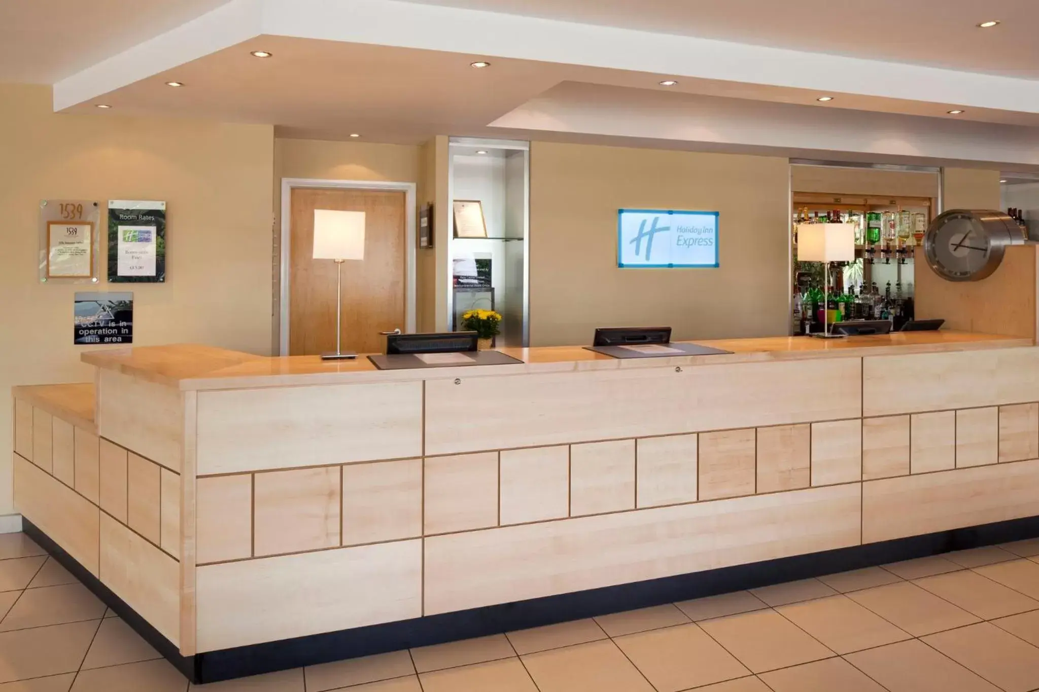 Property building, Lobby/Reception in Holiday Inn Express Chester Racecourse