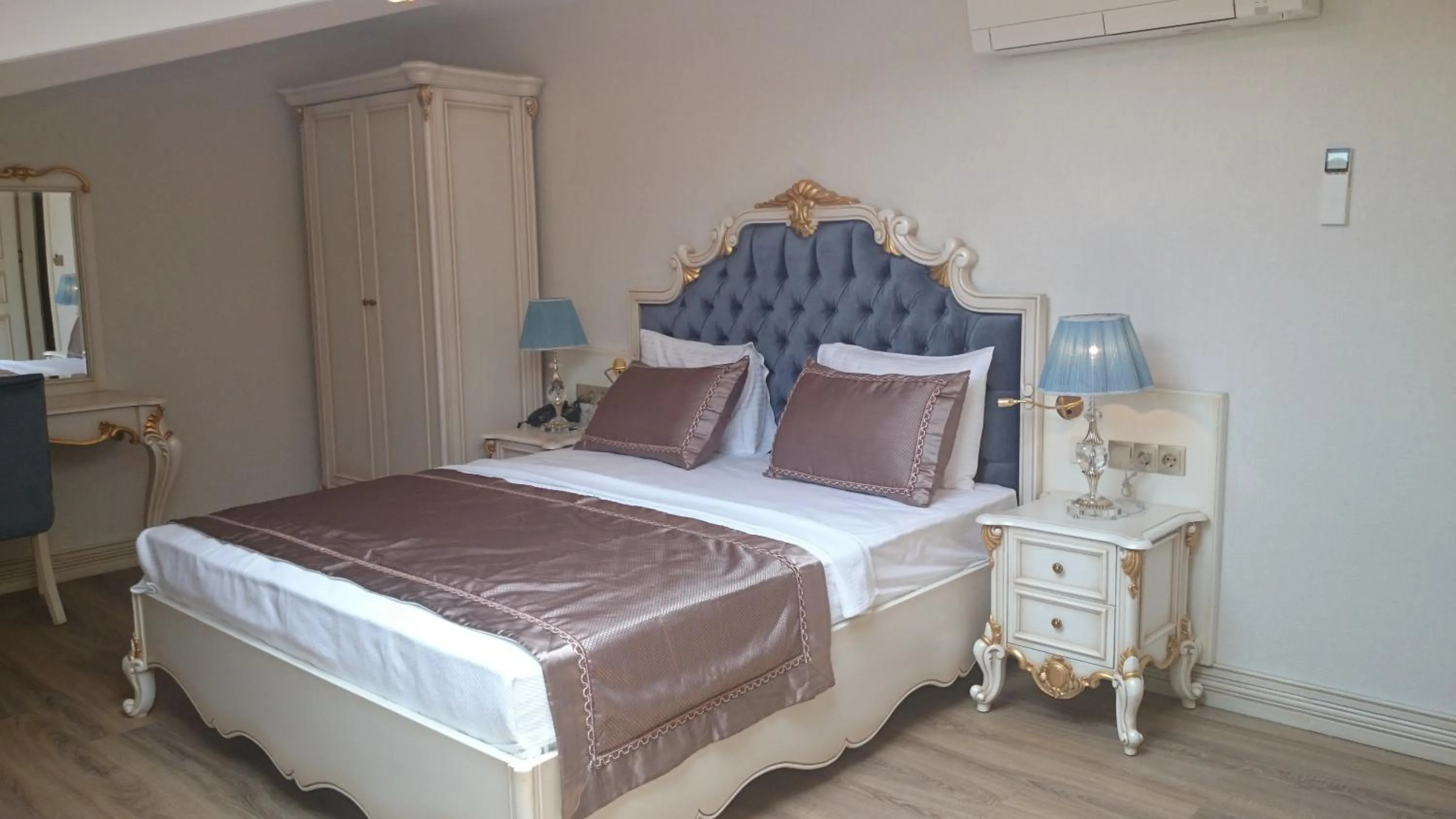 Bedroom in Glorious Hotel