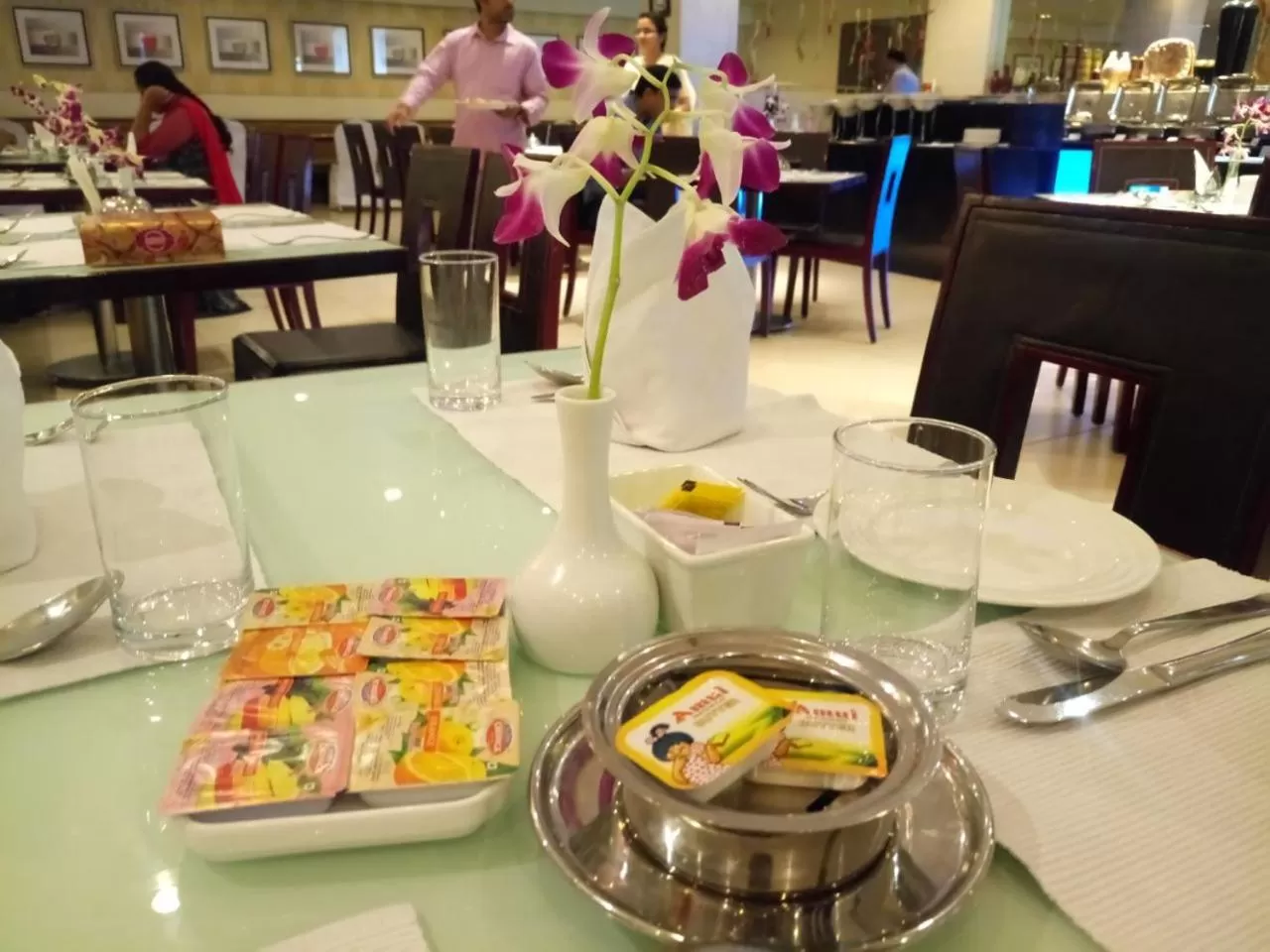 Breakfast in Hampshire Plaza