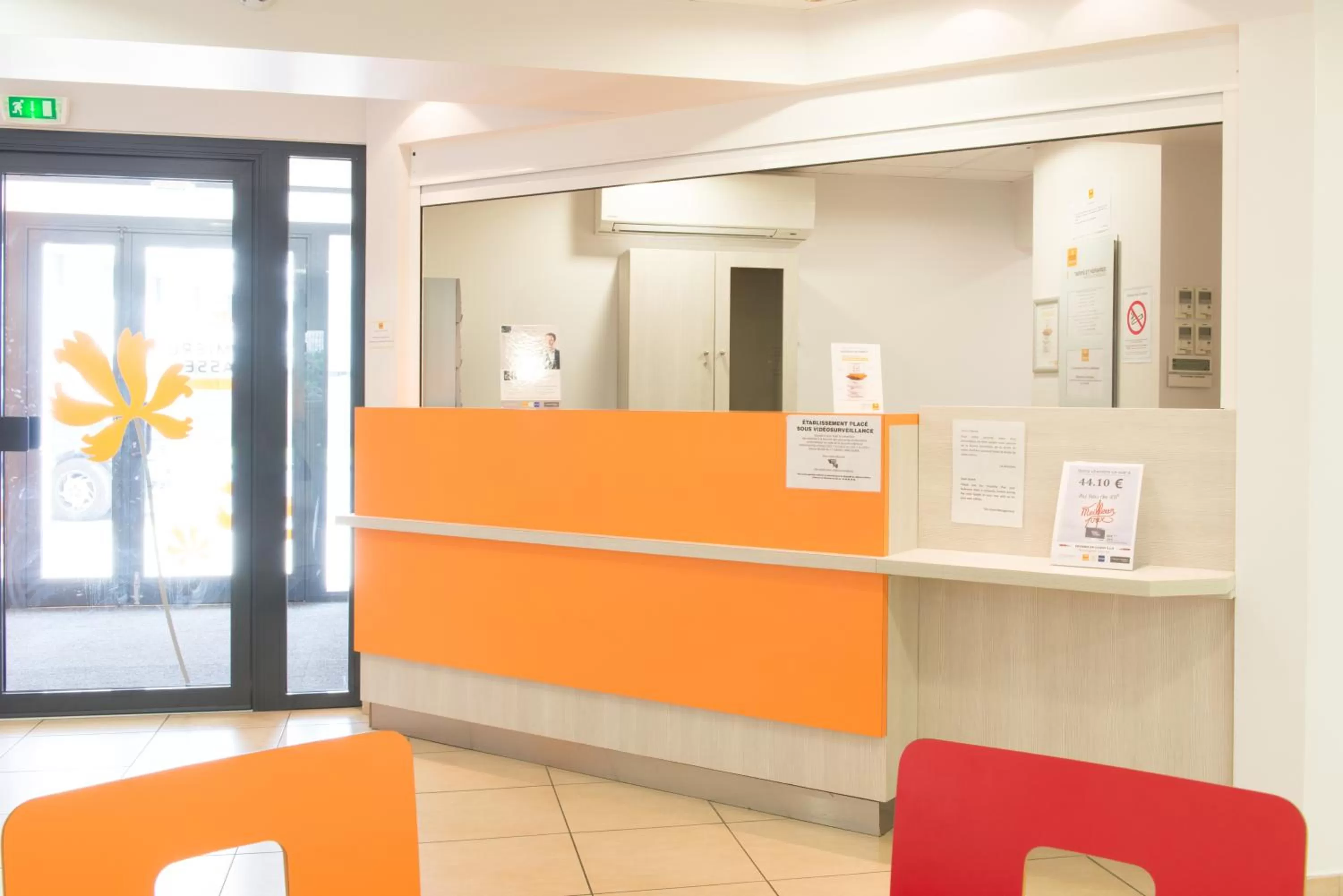 Lobby or reception in Hôtel Eco La Rochelle Centre les Minimes