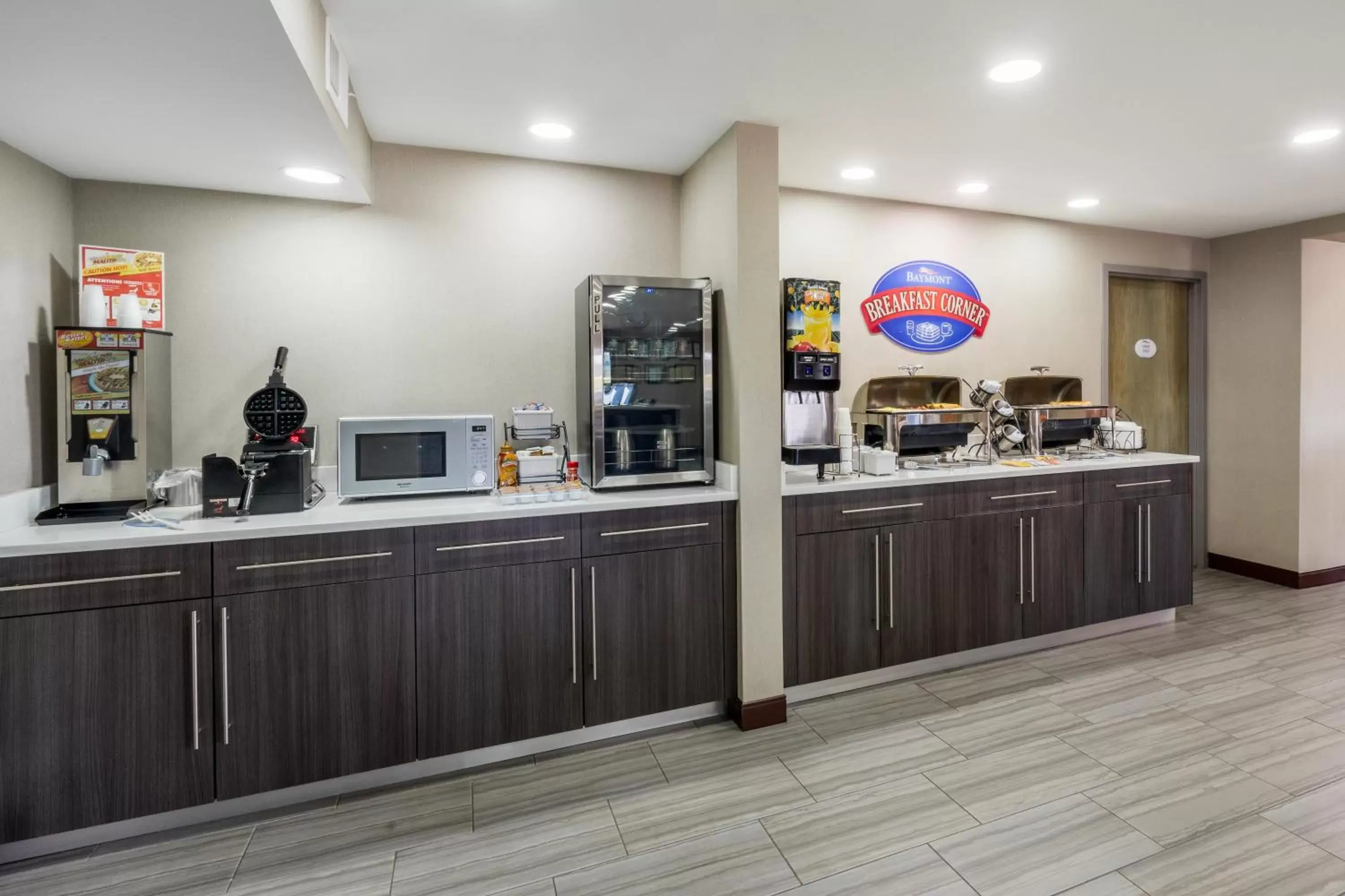 Food and drinks, Kitchen/Kitchenette in Baymont by Wyndham Clarksville