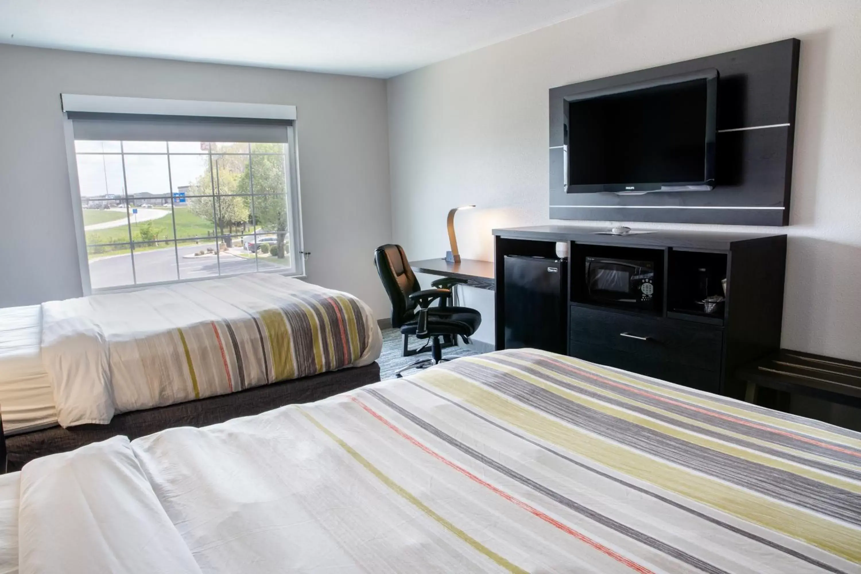 TV and multimedia, Bed in Country Inn & Suites by Radisson, Columbus West, OH